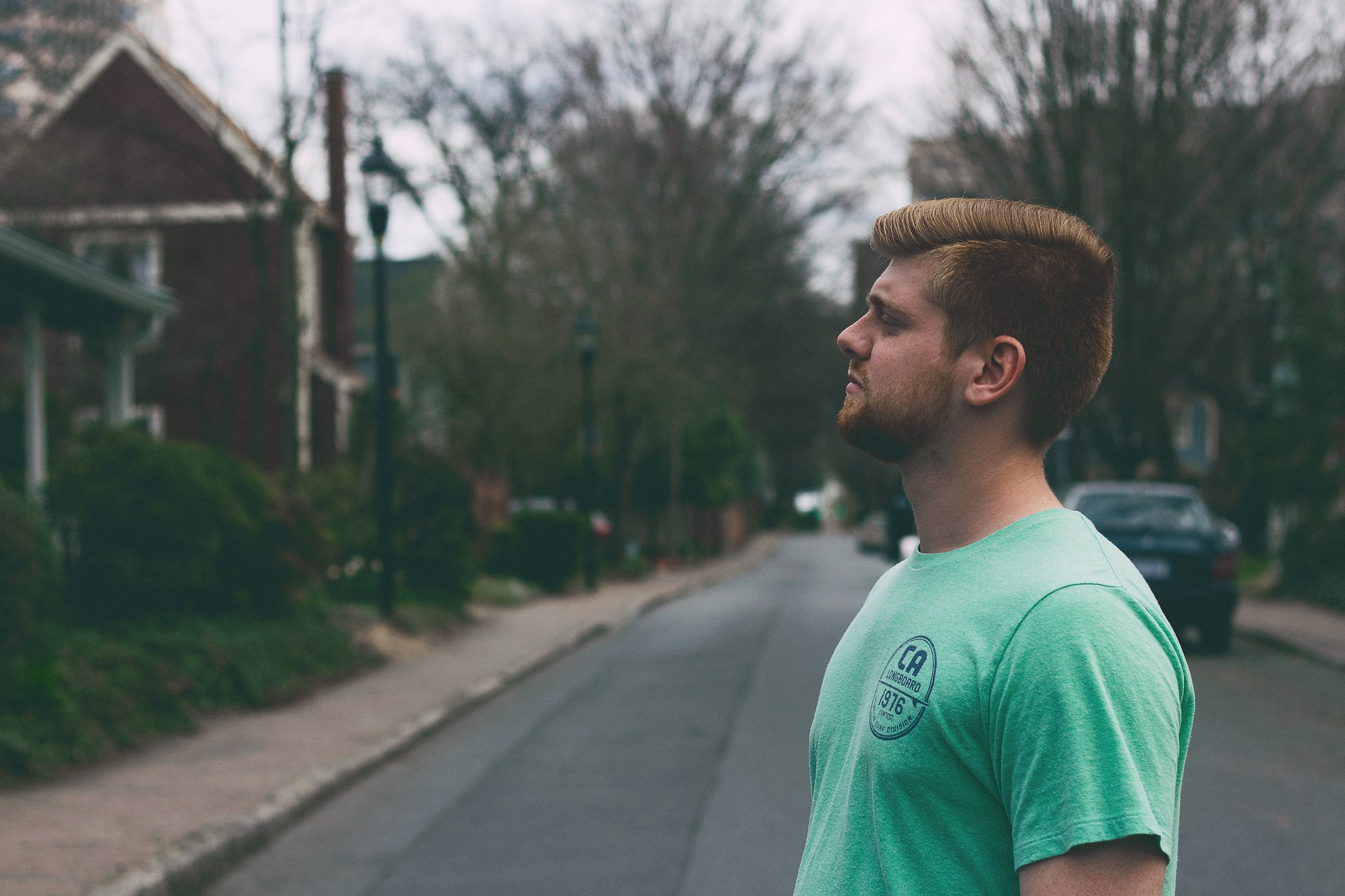 Un homme en t-shirt vert devant une maison pendant la journée | Source : Unsplash