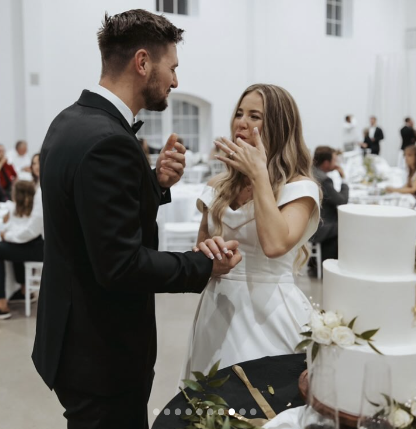 Stephen Wissmann et Jana Duggar dégustent un morceau de leur gâteau de mariage en tranches, posté en août 2024 | Source : Instagram/janamduggar