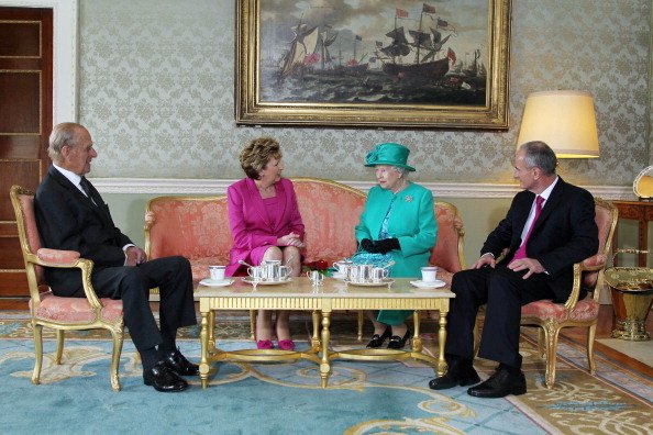 Le prince Philip le duc d'Édimbourg, la présidente Mary Mc Aleese, la reine Elizabeth II et le Dr Martin Mc Aleese s'entretiennent autour d'une tasse de thé à Aras An Uachtarain à Dublin, Irlande. | Photo : Getty Images