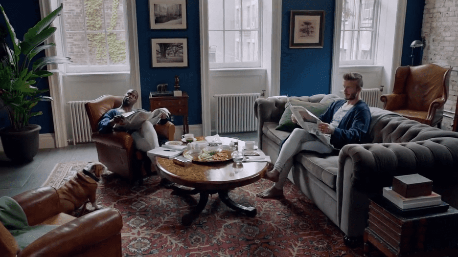 Kevin Hart et David Beckham en train de tourner une publicité H&amp;M dans la maison d'Anderson Cooper à West Village, extrait d'une vidéo datant du 28 septembre 2015 | Source : Facebook/Kevin Hart