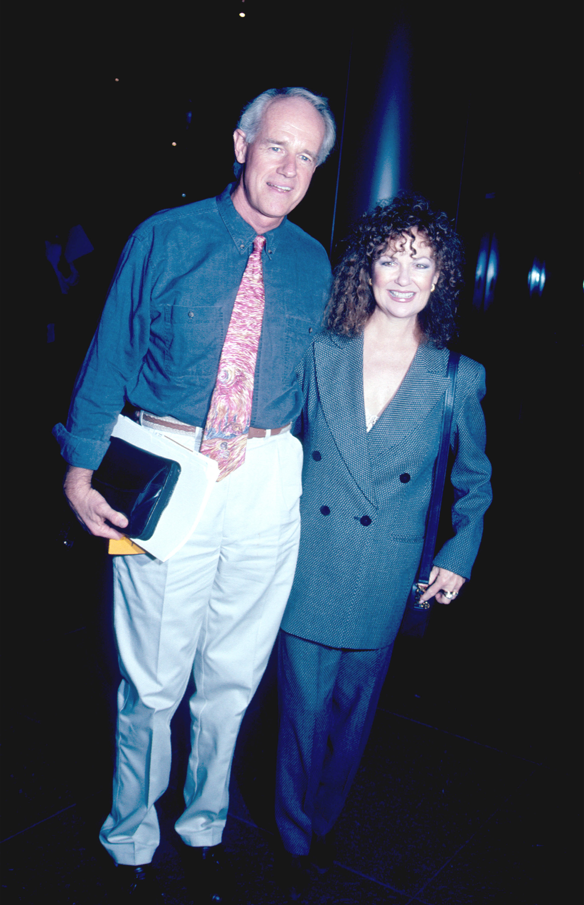 Mike Farrell et Shelley Fabares lors de la projection de « Bopha » le 21 septembre 1993 à Los Angeles, Californie | Source : Getty Images