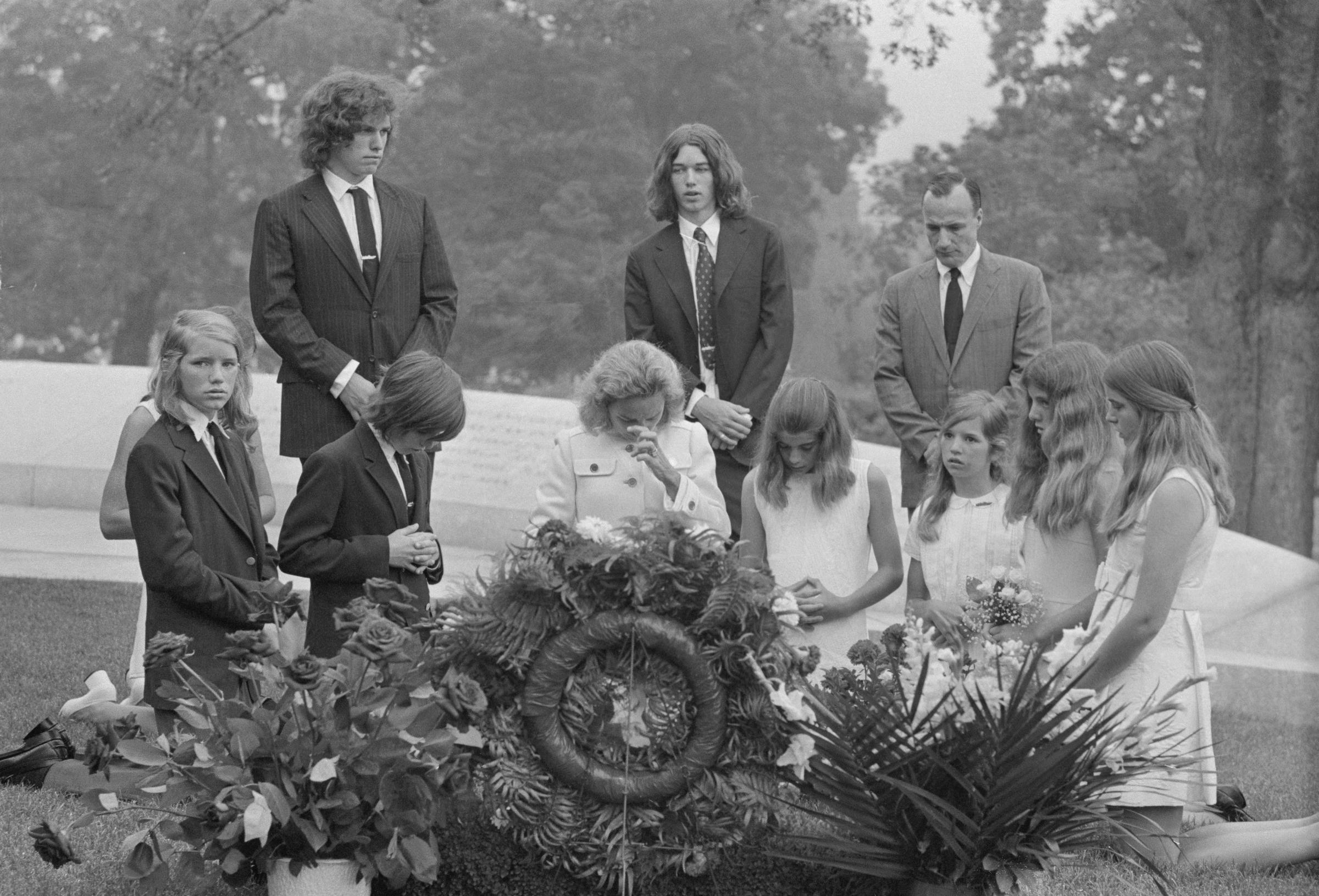 Ethel Kennedy et des membres de la famille se rendant sur la tombe de feu Robert F. Kennedy au cimetière national d'Arlington, le 6 juin 1971 | Source : Getty Images