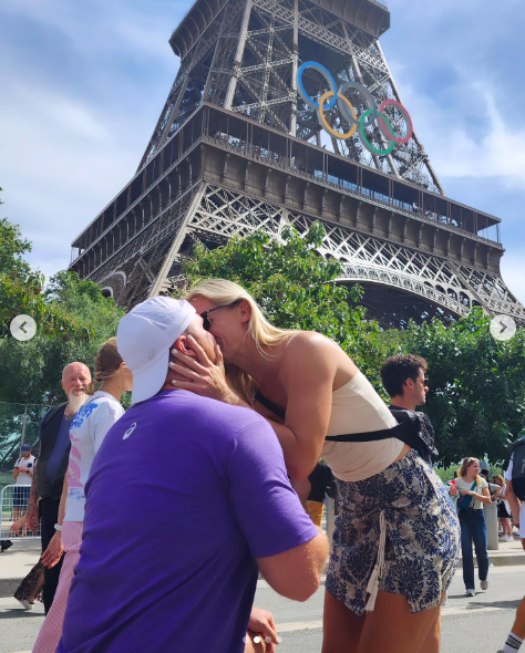 Payton Otterdahl et Maddy Nilles partageant un baiser le jour de leurs fiançailles, posté le 4 août 2024 | Source : Instagram/p.train_throws et maddynilles27.