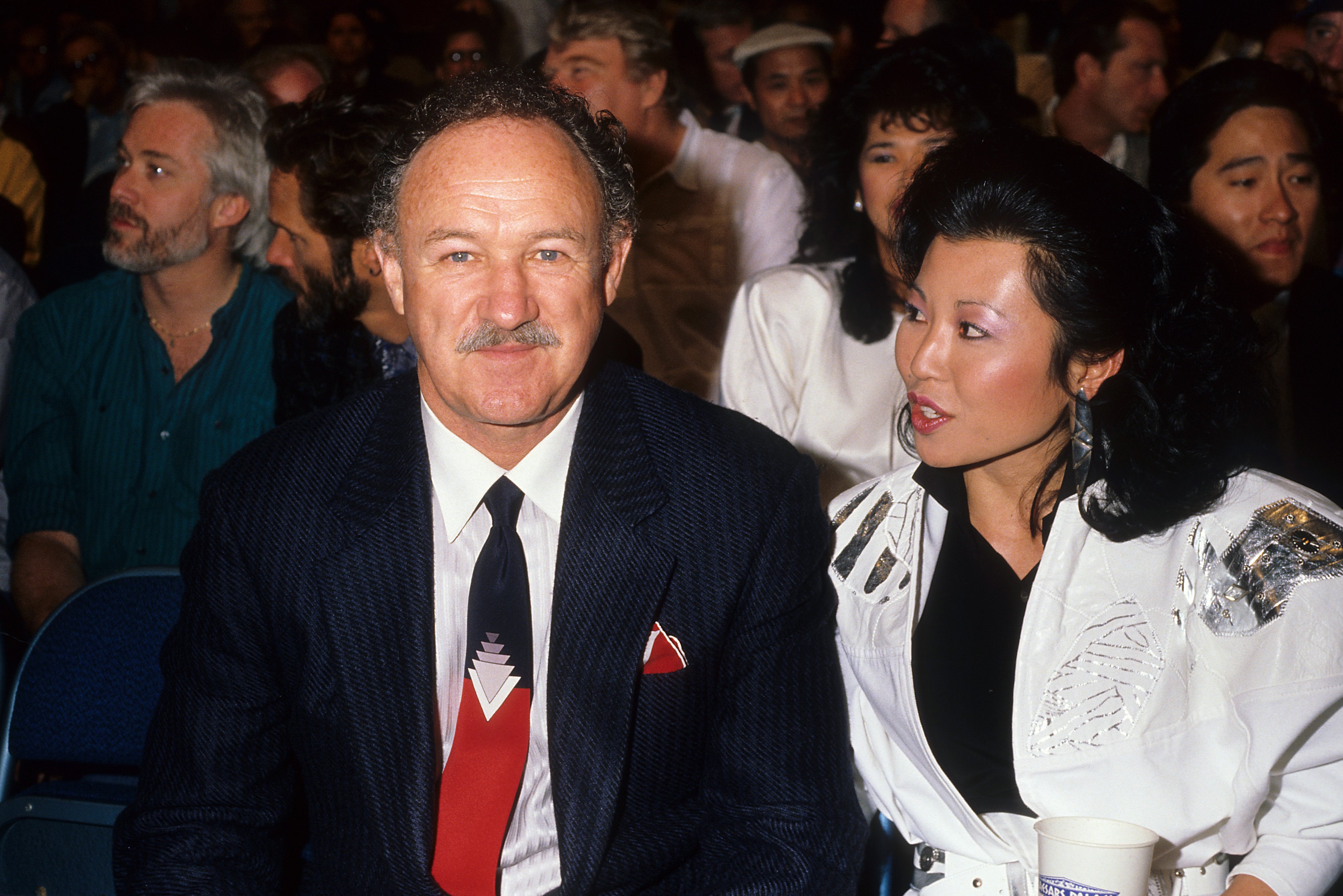 Gene Hackman et sa femme Betsy Arakawa en 1986 à Los Angeles, Californie | Source : Getty Images