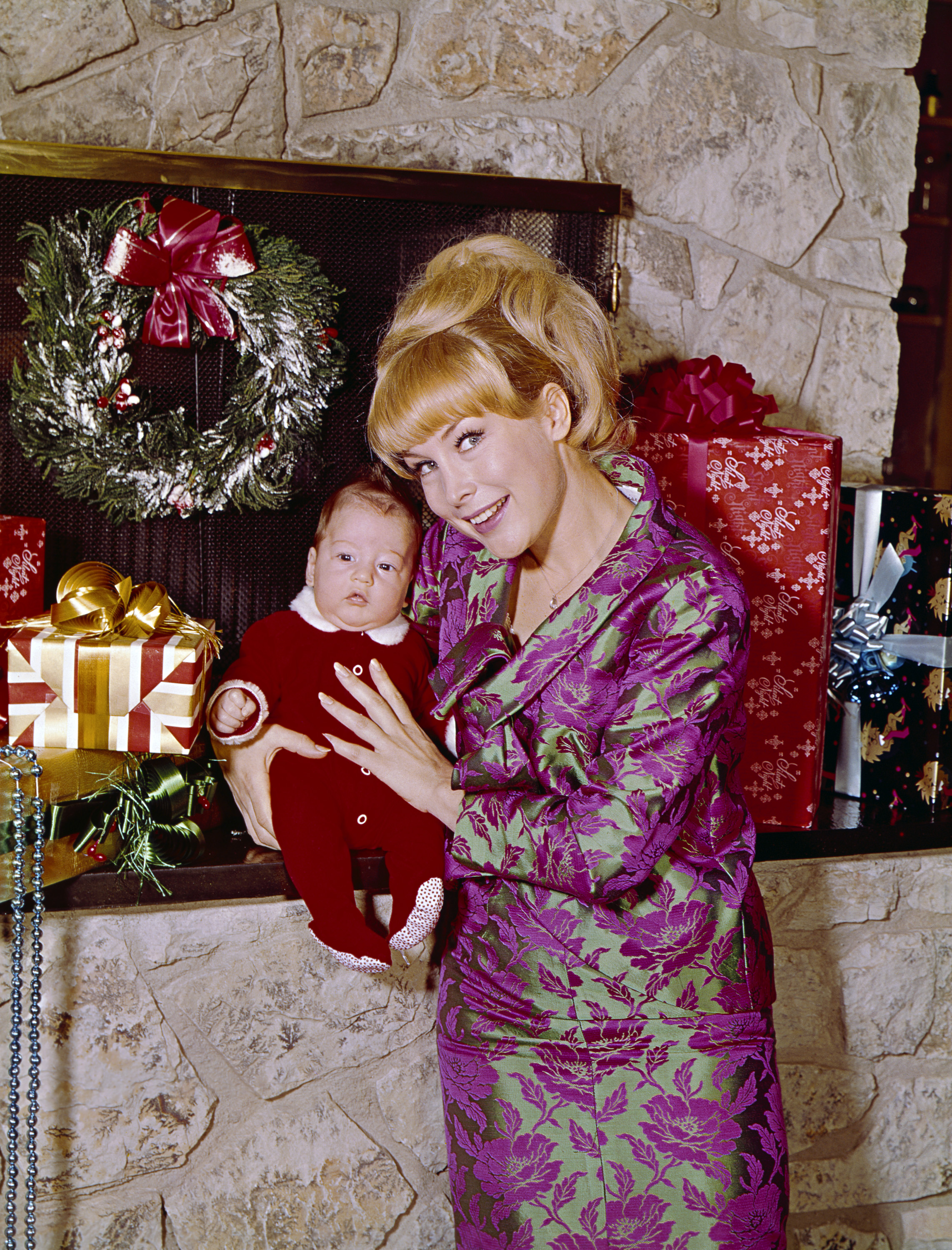 Matthew Michael Ansara et Barbara Eden sur le tournage de "Jinny de mes rêves".  | Source : Getty Images