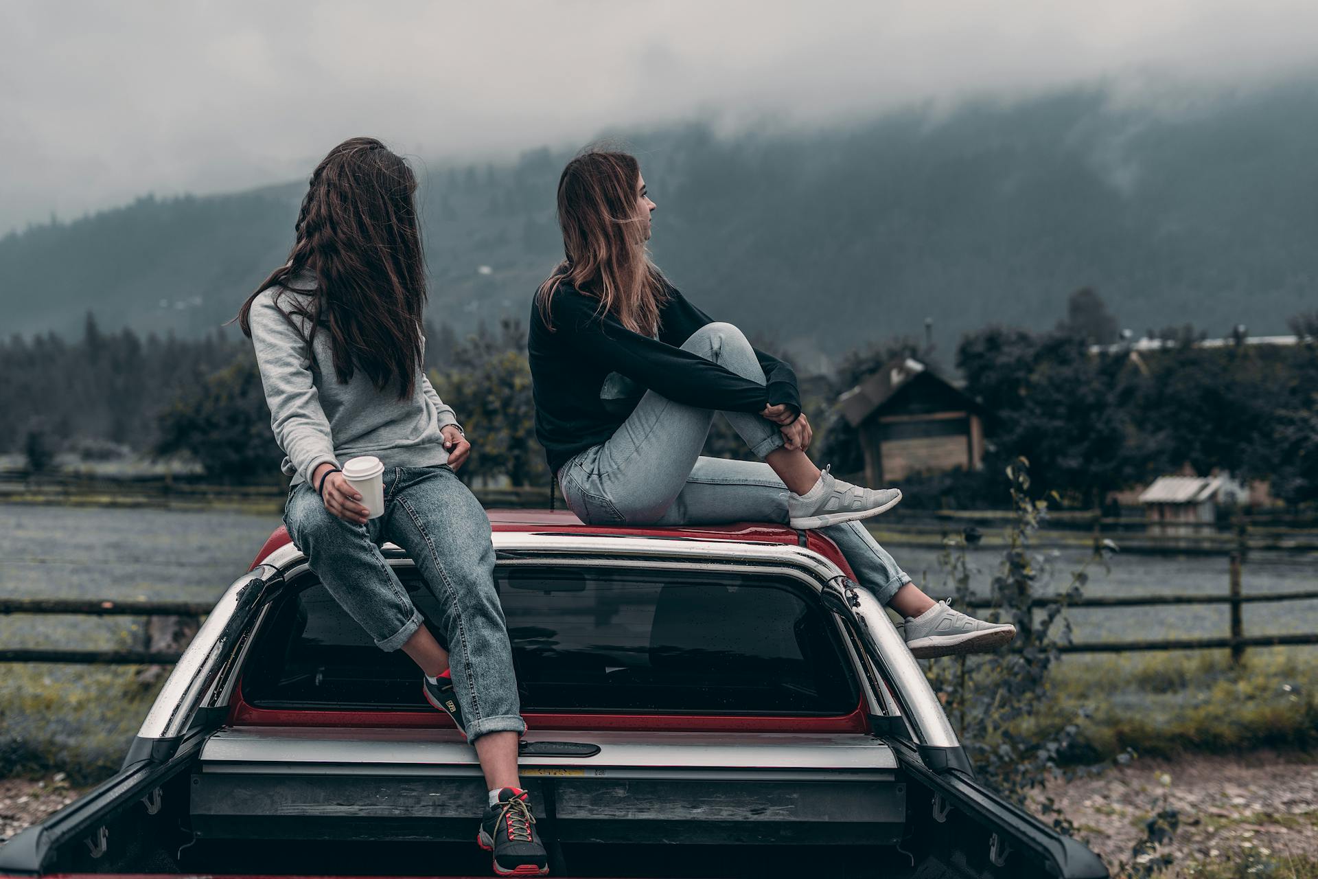 Deux femmes assises sur le toit d'un véhicule | Source : Pexels
