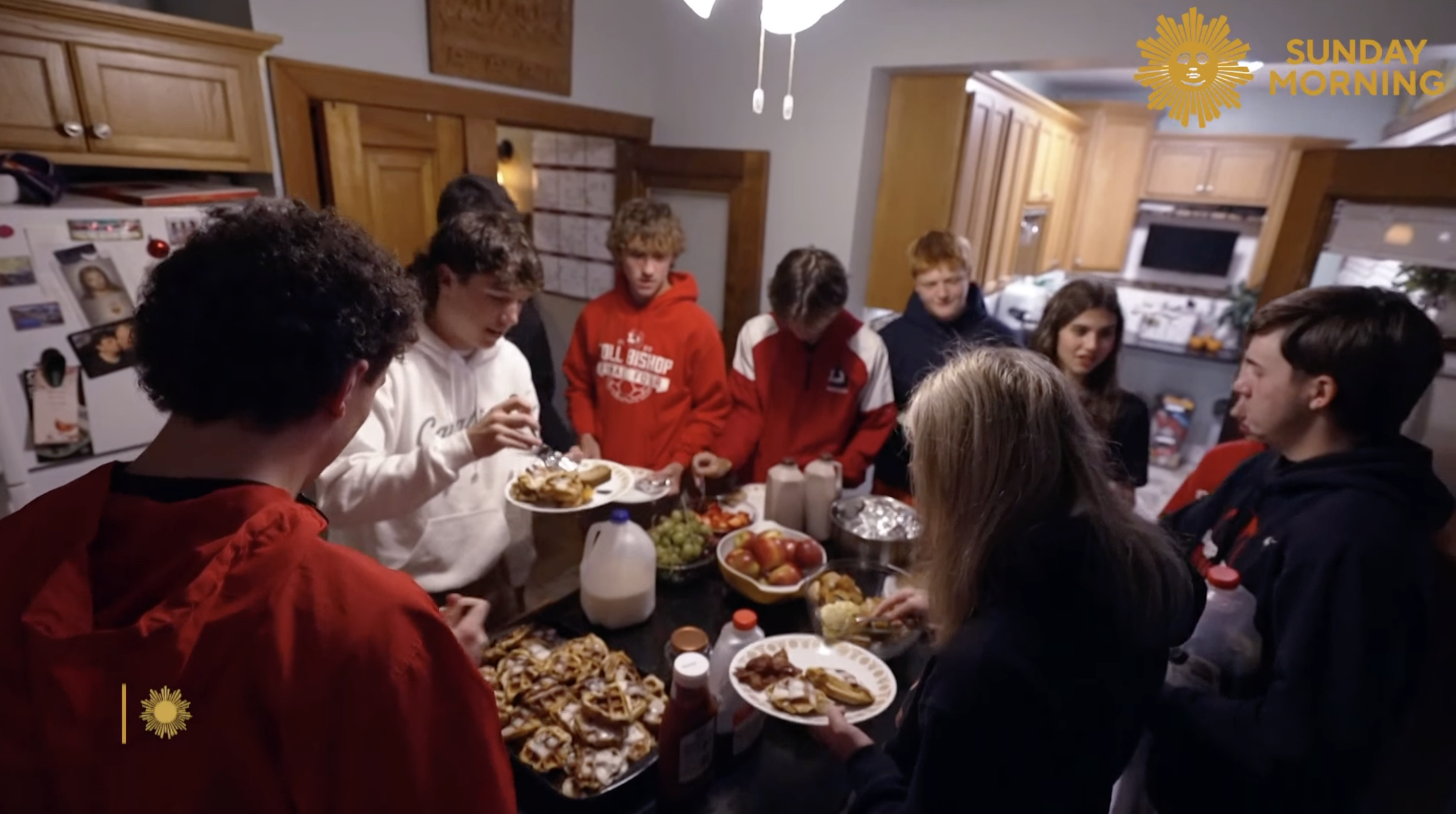 On voit les élèves prendre leur petit-déjeuner chez Mamie Peggy, comme le montre une vidéo datée du 22 octobre 2023. | Source : Facebook.com/CBSSundayMorning