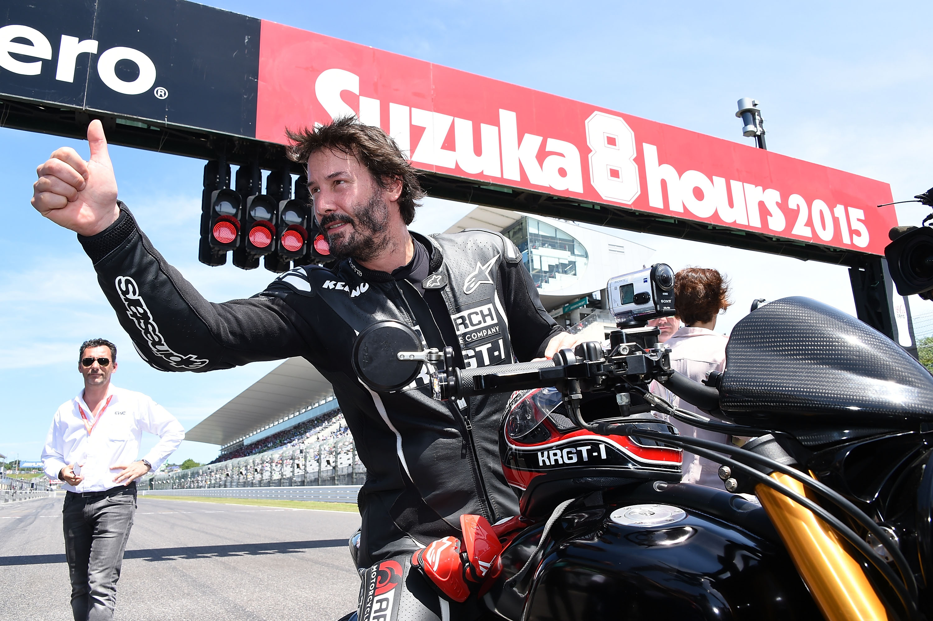 Keanu Reeves est vu lors de la cérémonie d'ouverture des 8 heures de Suzuka sur le circuit de Suzuka au Japon, le 26 juillet 2015 | Source : Getty Images