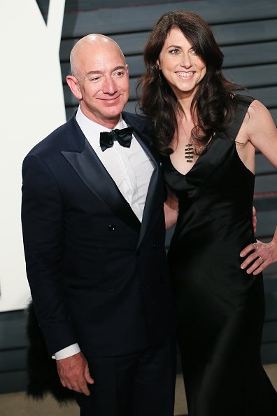 Jeff et MacKenzie Bezos, assistent à la remise des Oscars 2017 de Vanity Fair. |Photo : Getty Images.