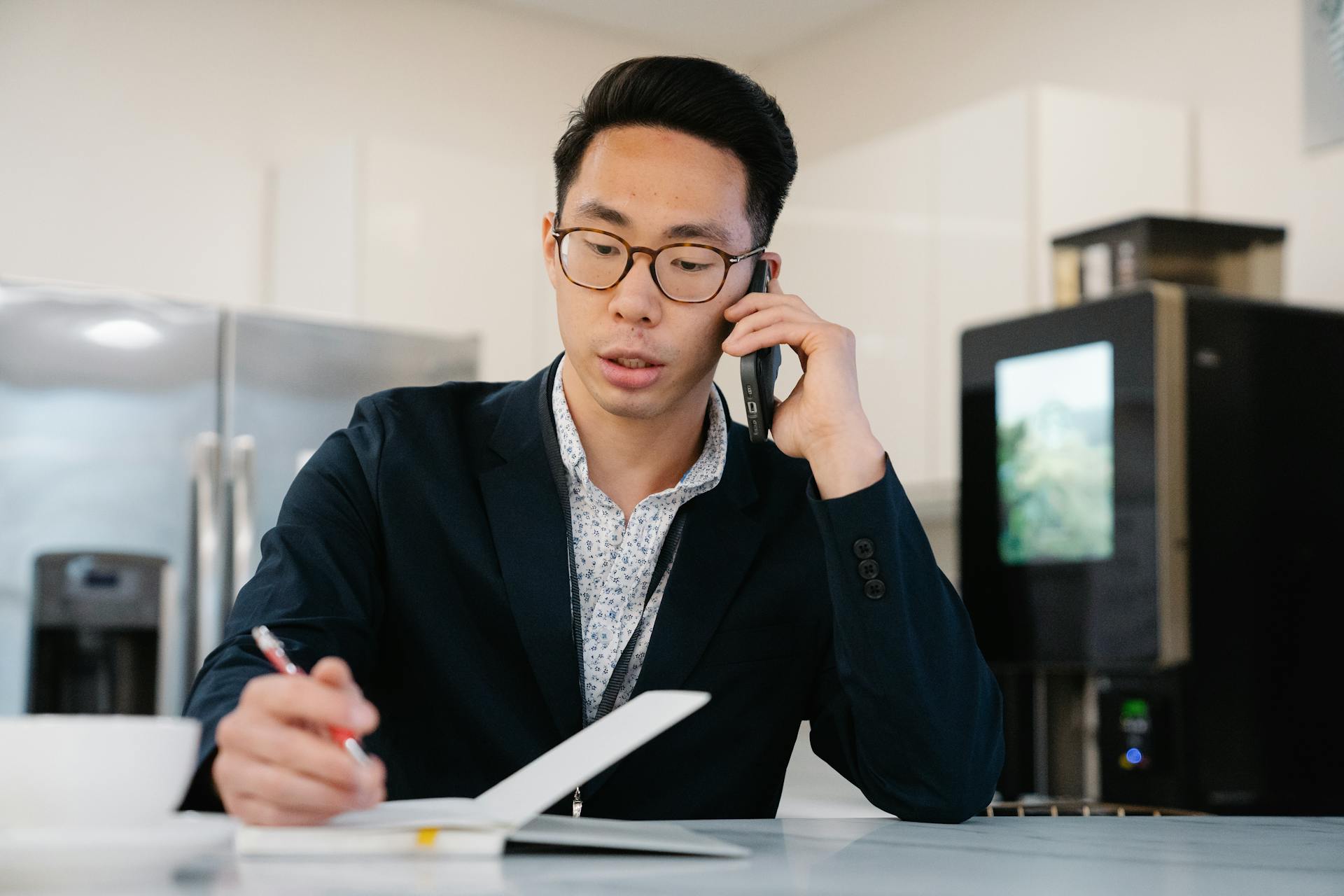 Un homme qui parle au téléphone au travail | Source : Pexels