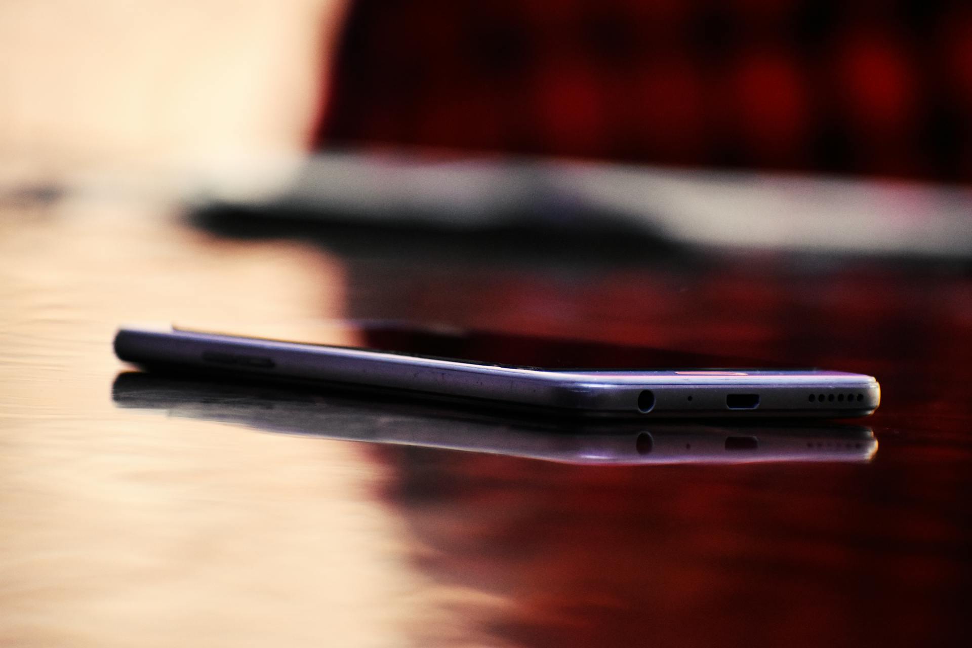 Un téléphone sur une table | Source : Pexels