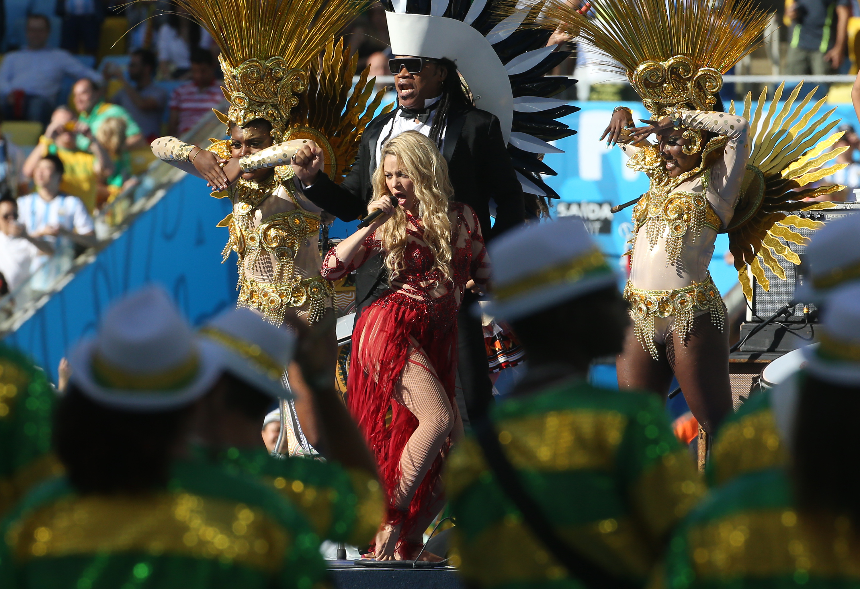 Shakira se produit lors du spectacle précédant la finale de la Coupe du monde de football 2014 au Brésil, qui opposait l'Allemagne à l'Argentine, au stade Maracana, le 13 juillet 2014 à Rio de Janeiro, au Brésil I Source : Getty Images