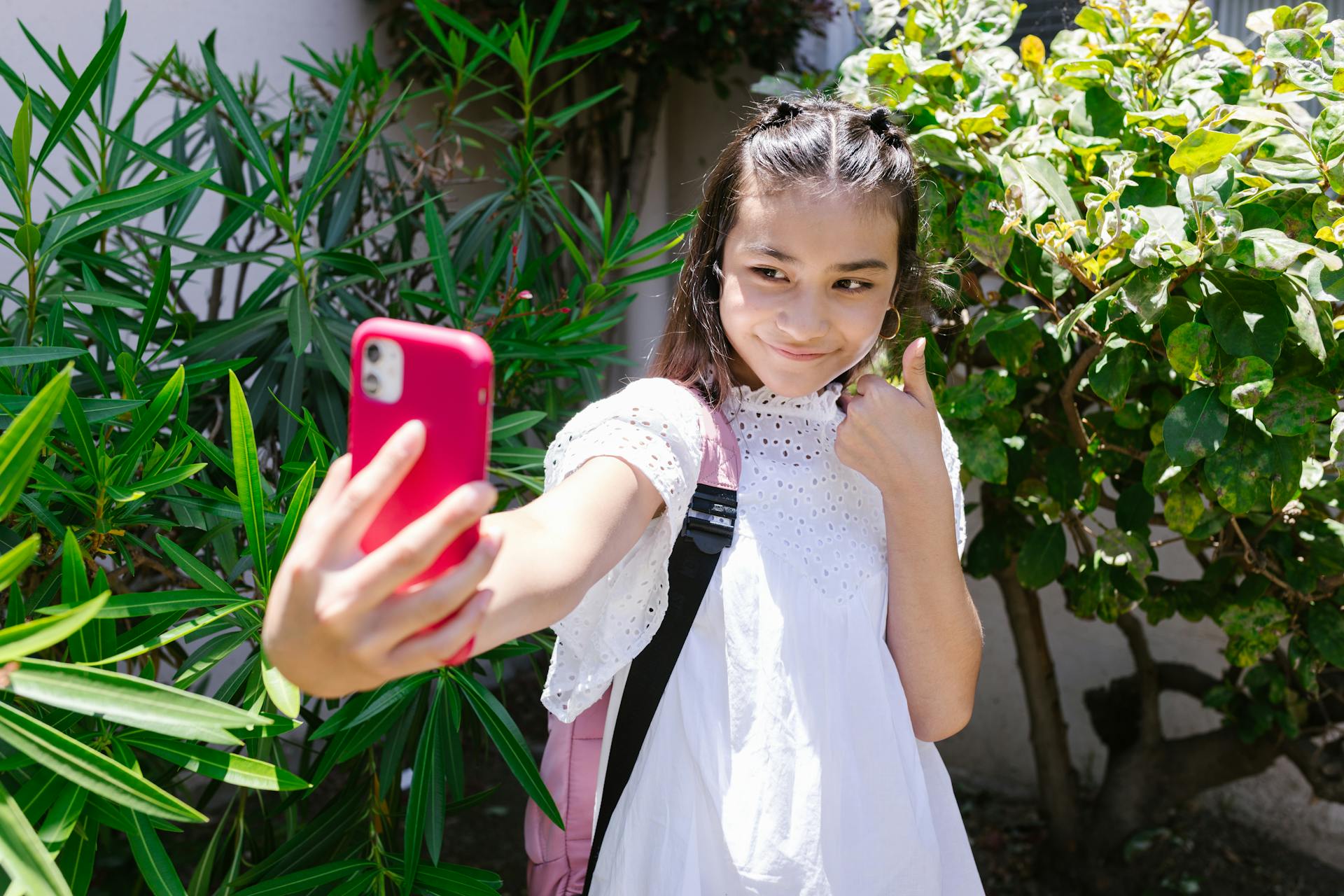 Une jeune adolescente utilisant son téléphone portable | Source : Pexels