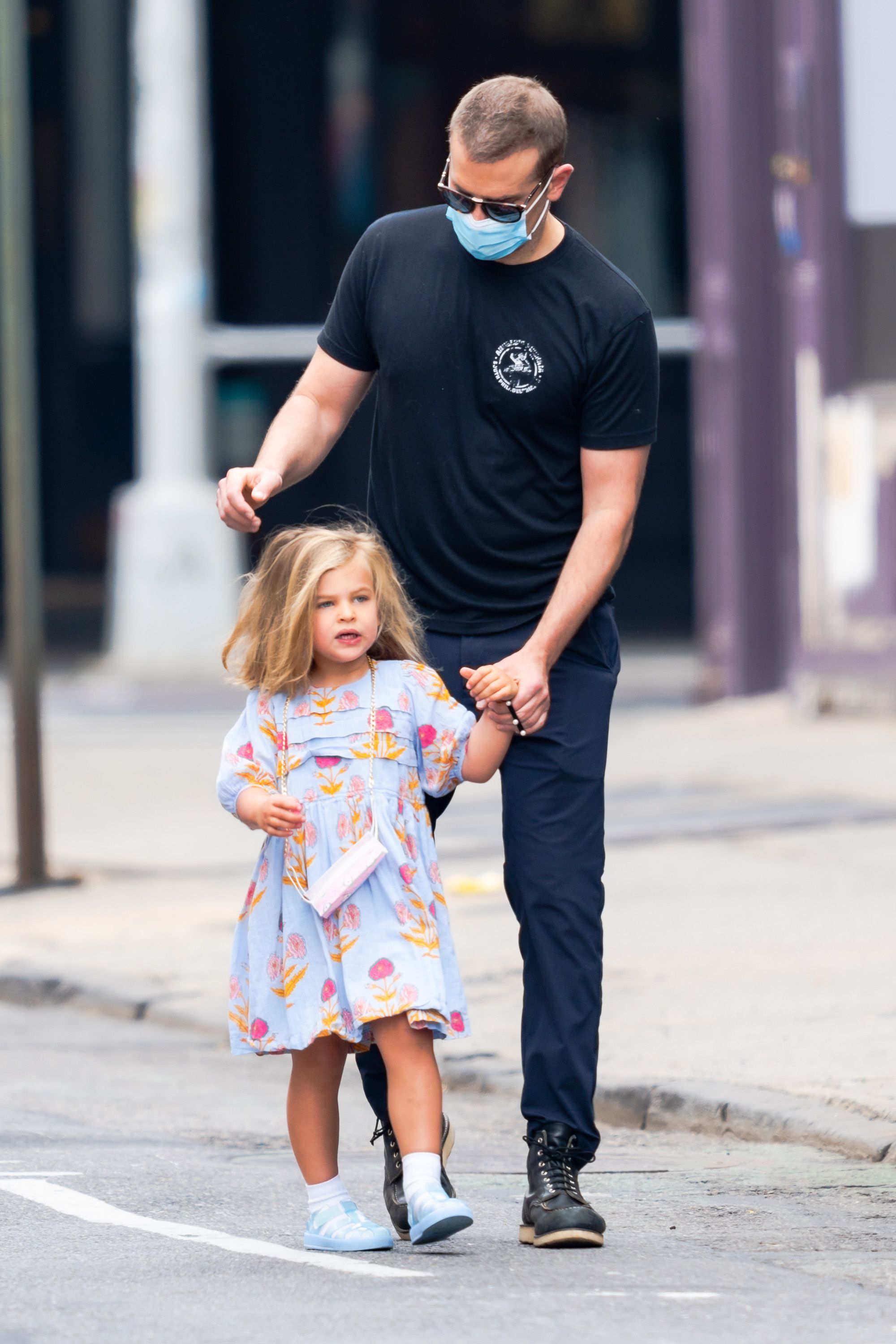 Bradley Cooper et Lea Cooper se promènent dans le West Village le 26 mai 2021, à New York. | Source : Getty Images