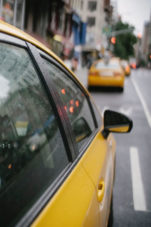 Jennifer a pris un taxi pour une ville voisine afin de trouver un emploi. | Source : Shutterstock