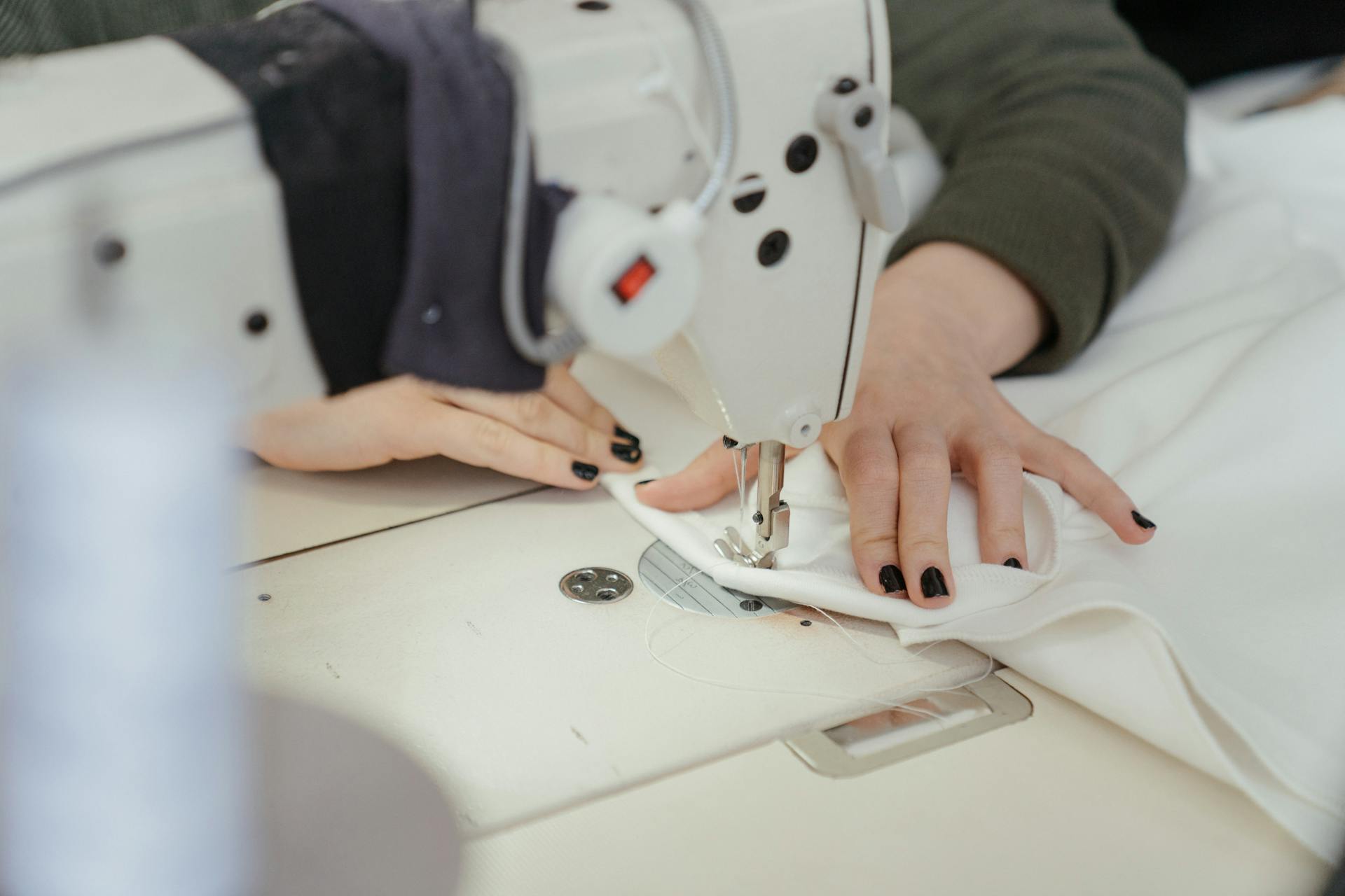 Une femme en train de coudre des vêtements | Source : Pexels