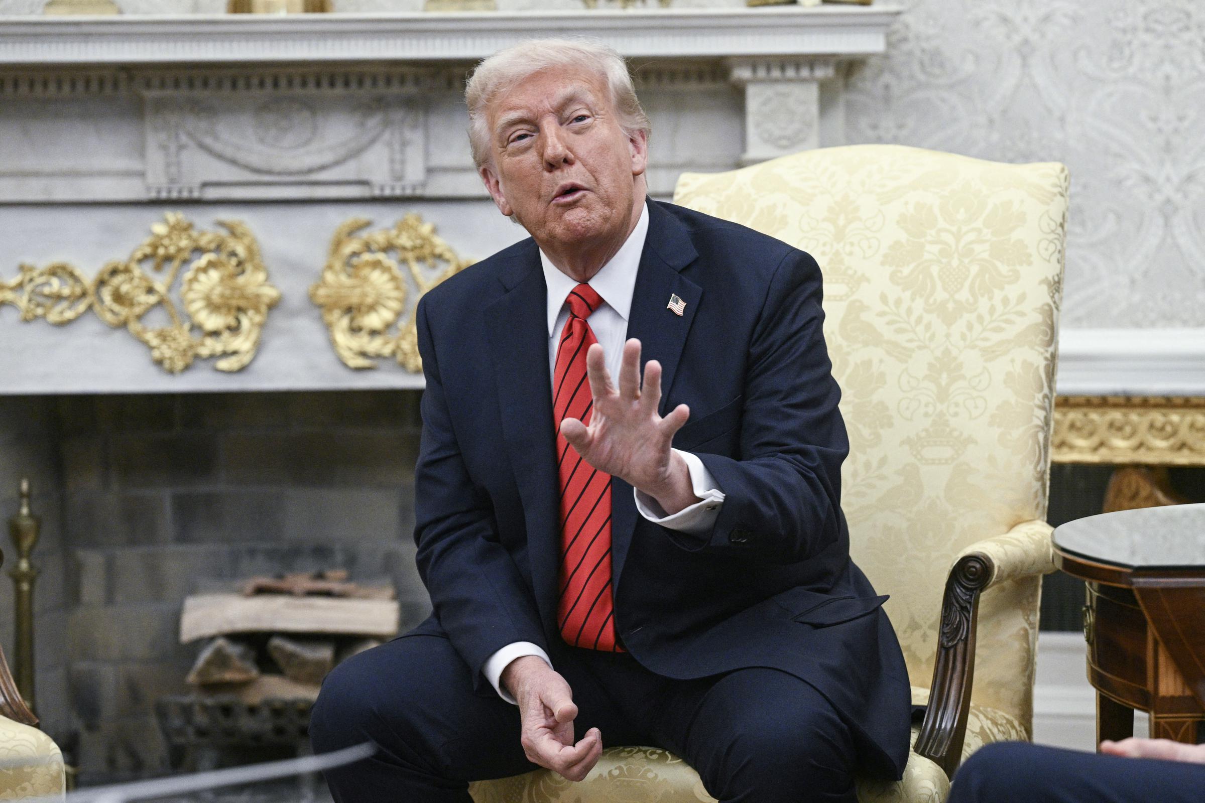 Le président Donald Trump dans le bureau ovale de la Maison Blanche, le 17 avril 2025, à Washington, D.C. | Source : Getty Images