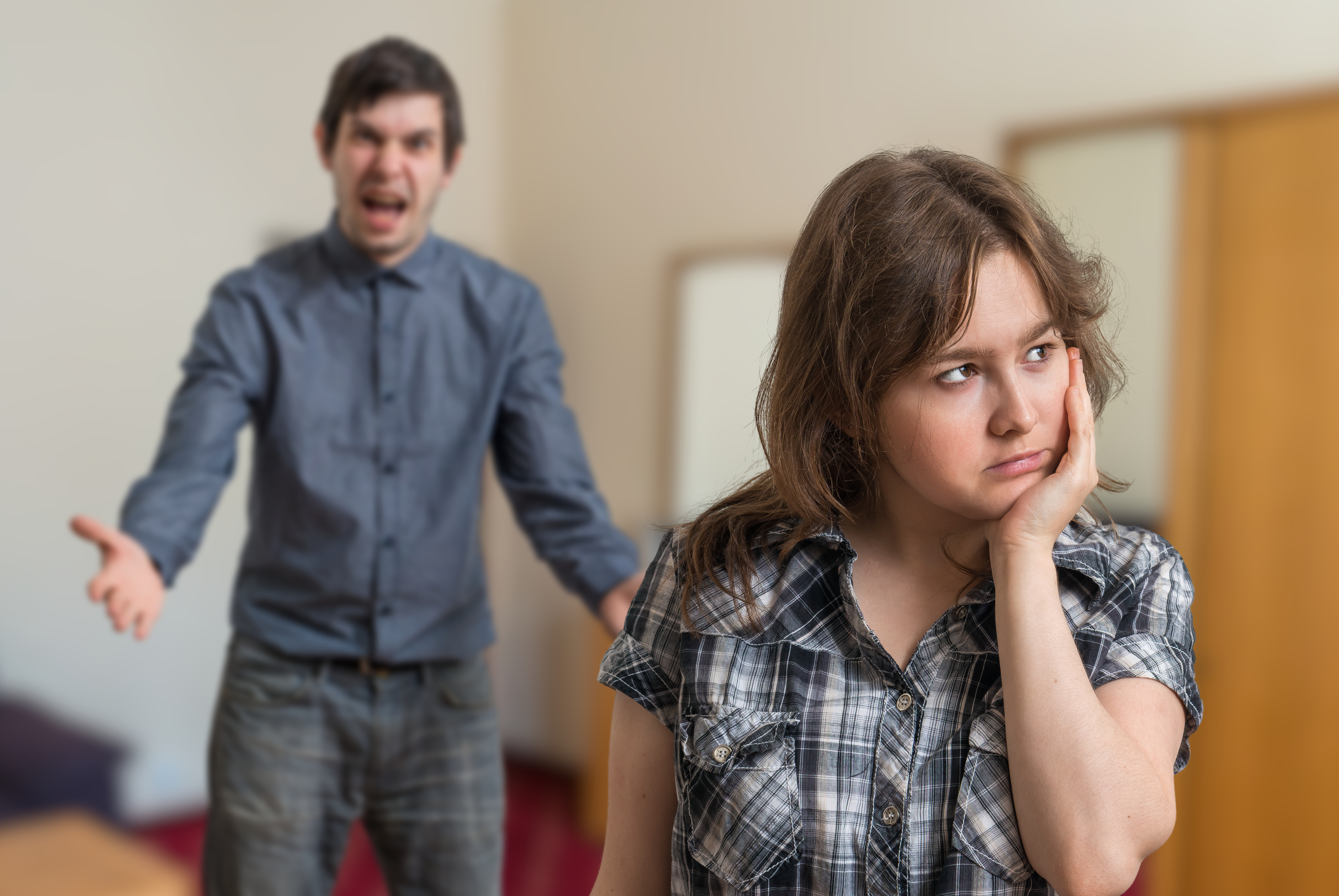 Um homem gritando com uma mulher | Fonte: Shutterstock