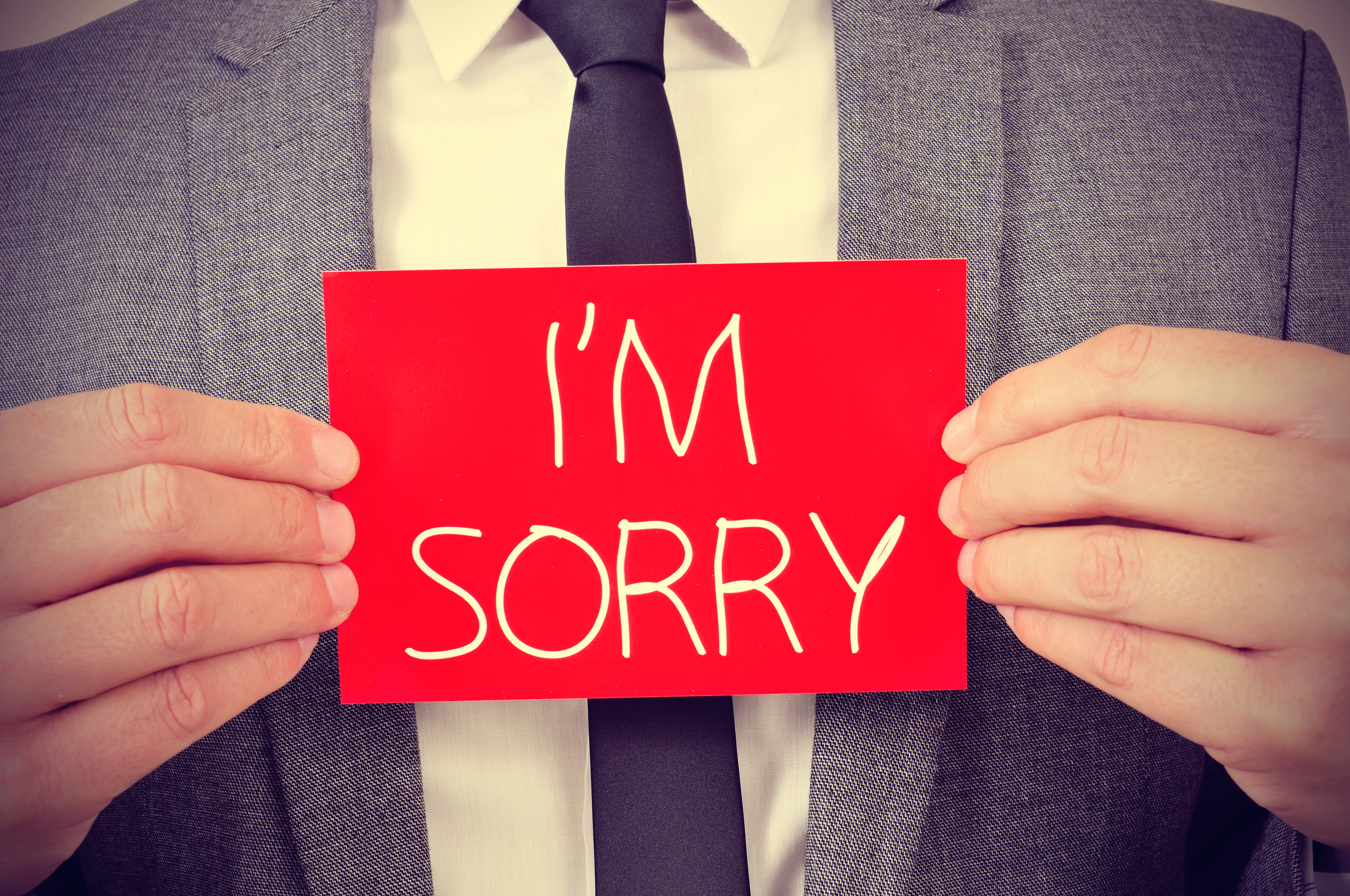Homme avec un mot d'excuse | Source : Shutterstock