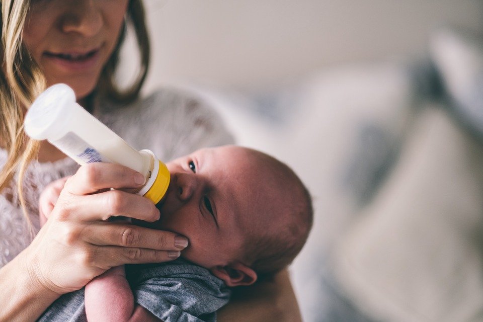 Maman nourrissant son bébé au biberon Image : Max Pixel