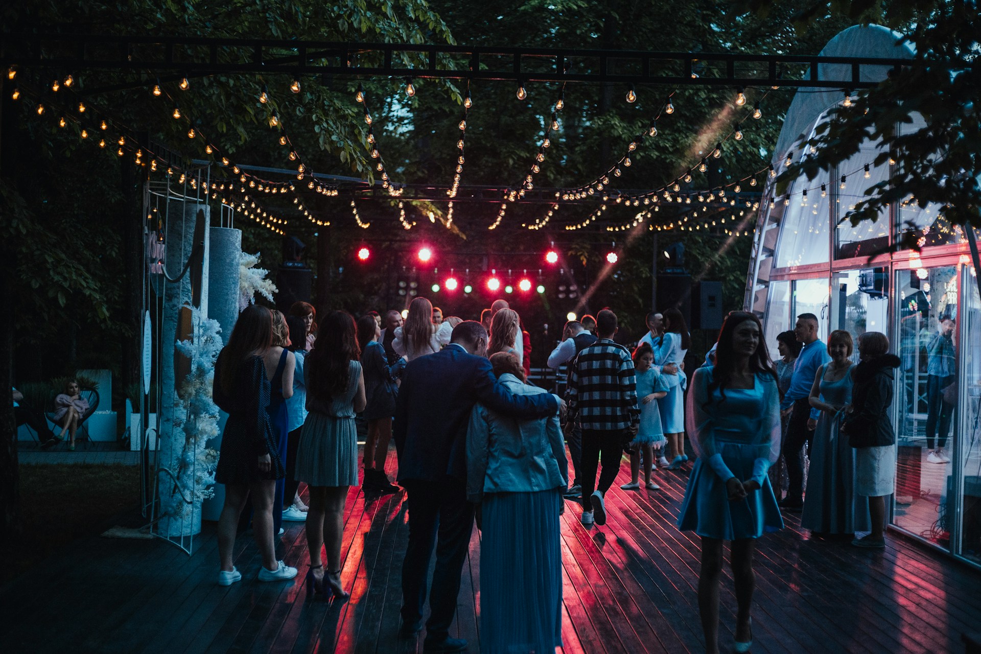 Des gens rassemblés à une fête | Source : Unsplash