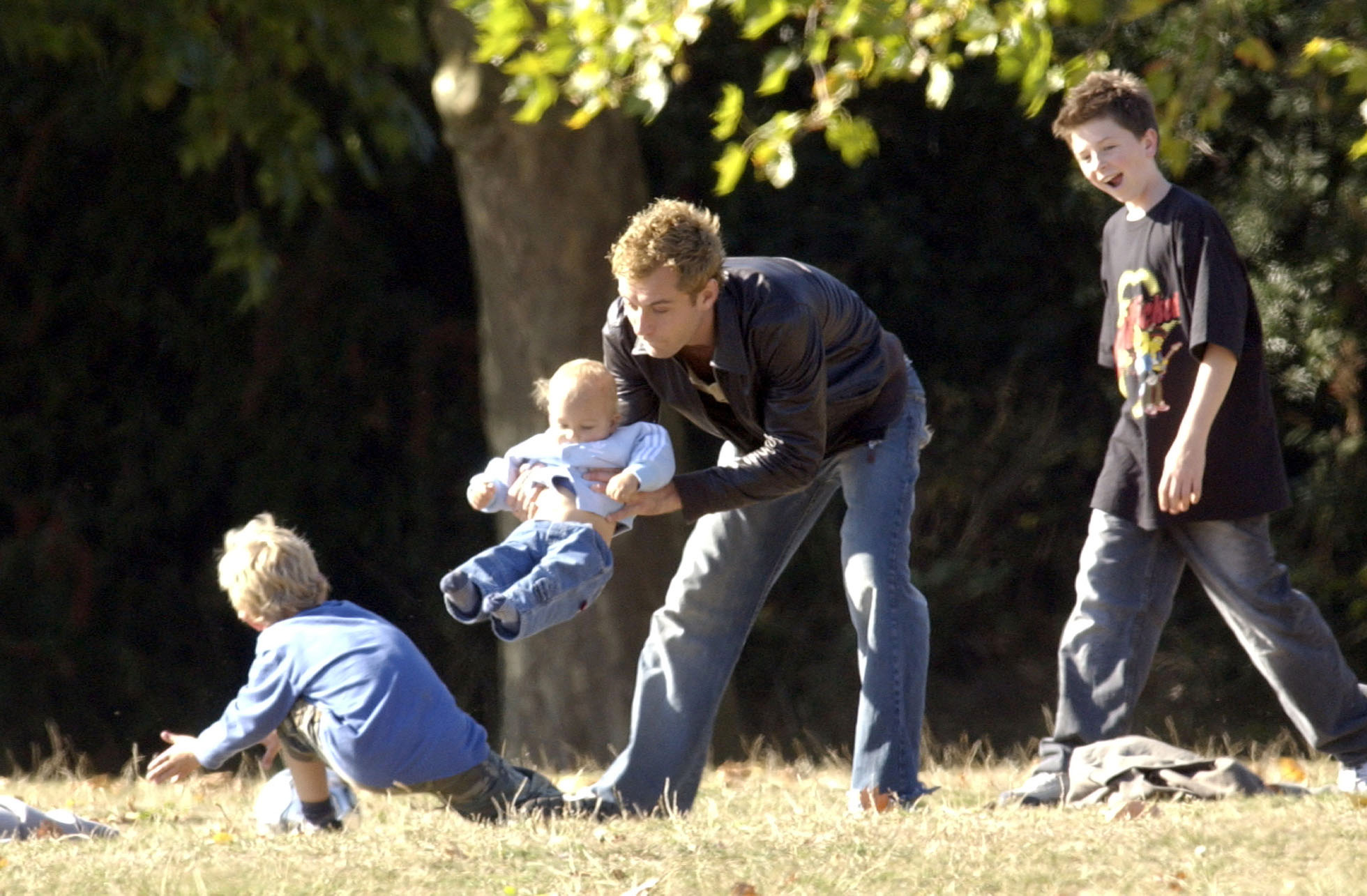 Jude Law et ses enfants dans un parc londonien le 6 octobre 2003 | Source : Getty Images