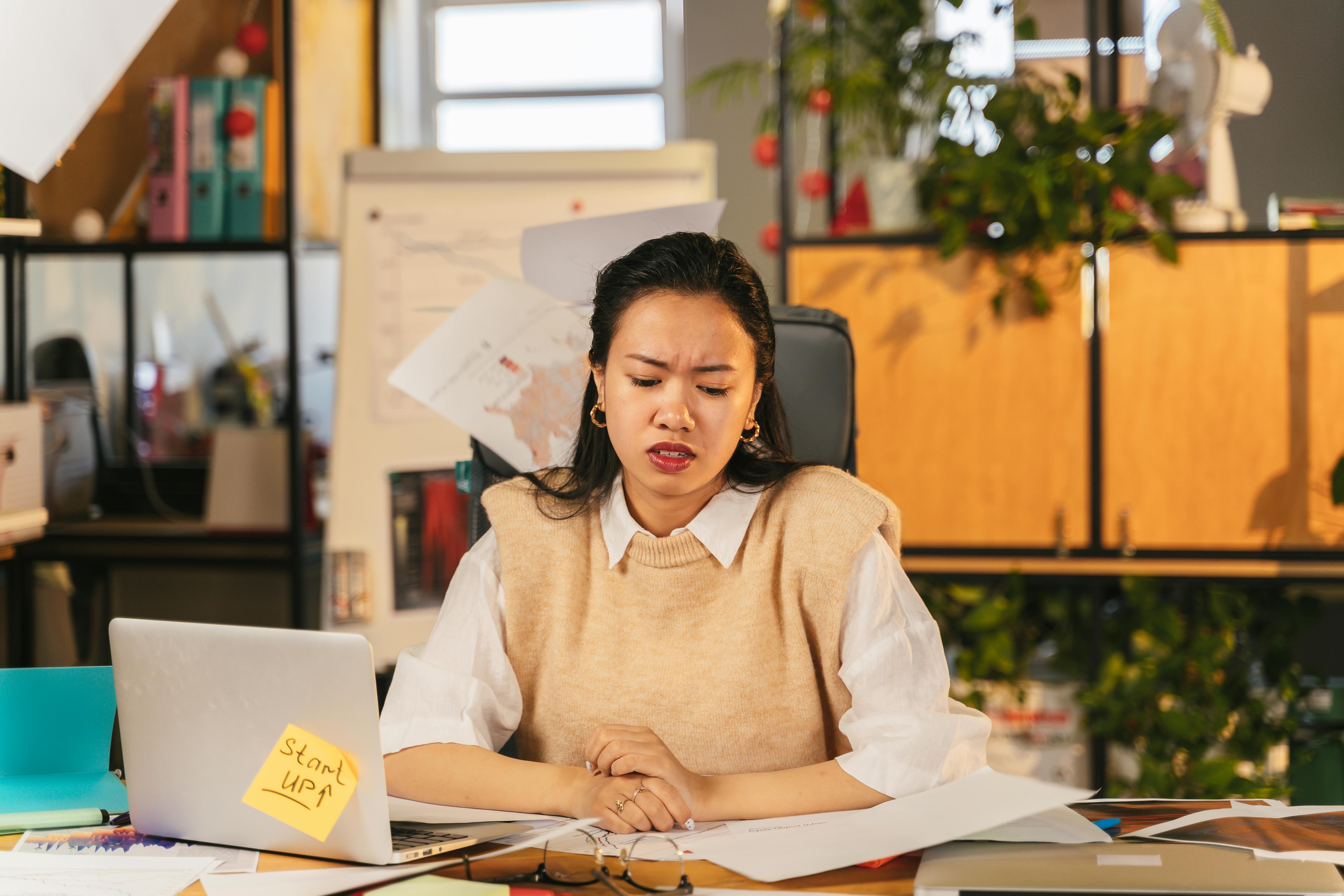 Une femme en colère devant un ordinateur portable | Source : Pexels