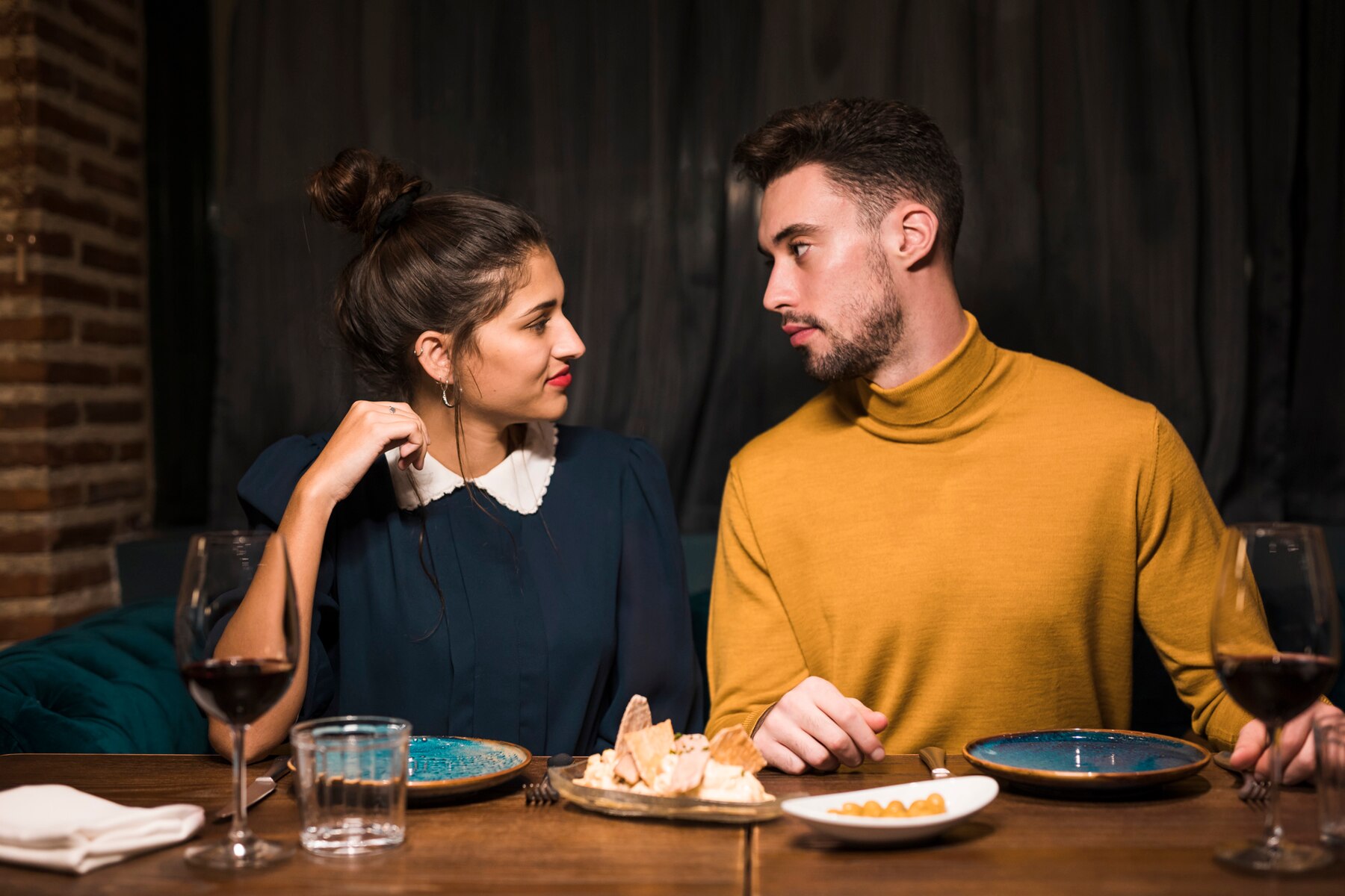 Un couple sérieux dans le restaurant | Source : Freepik