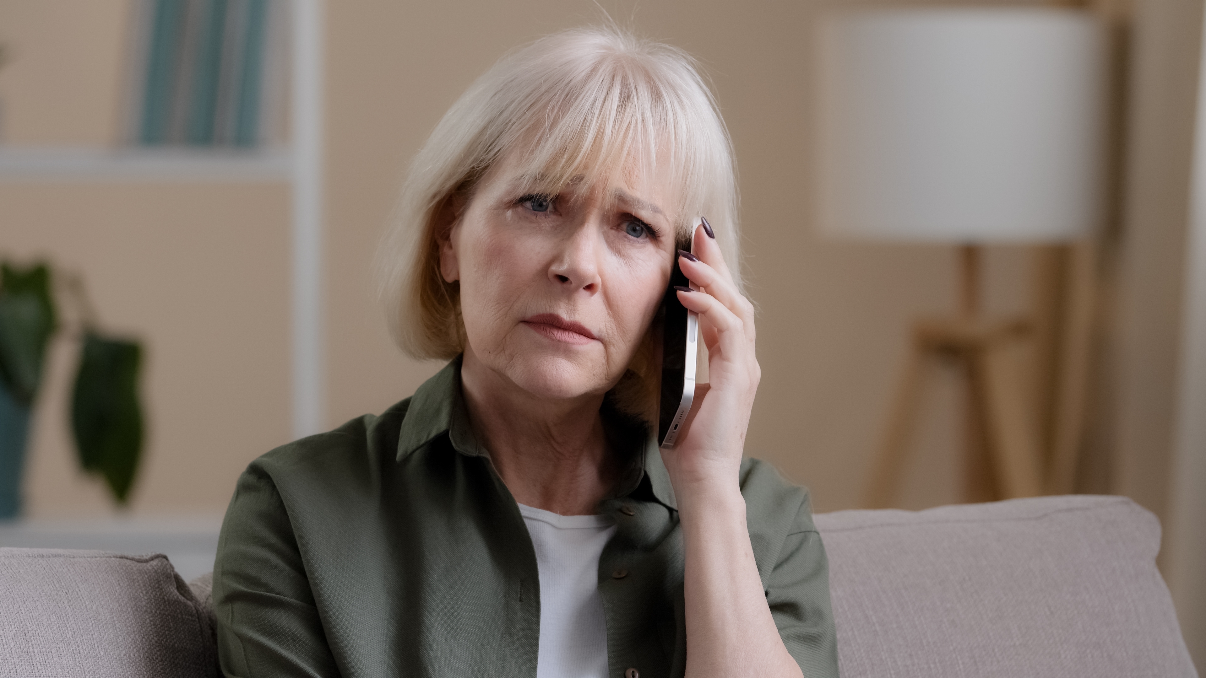 Une femme âgée inquiète qui parle au téléphone | Source : Shutterstock