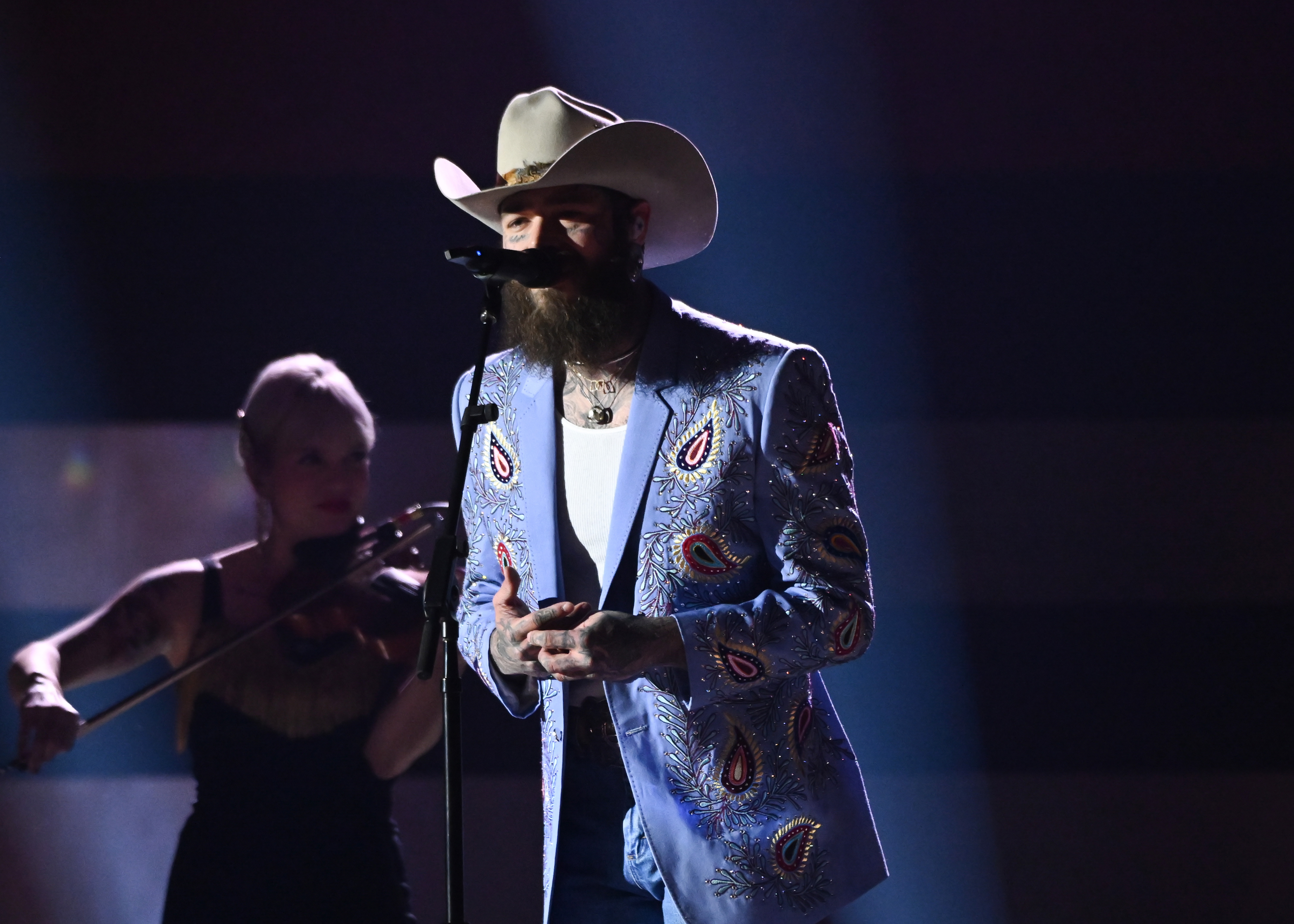 Post Malone se produit sur scène lors de la 58e édition des CMA Awards, le 20 novembre 2024, à Nashville, dans le Tennessee. | Source : Getty Images