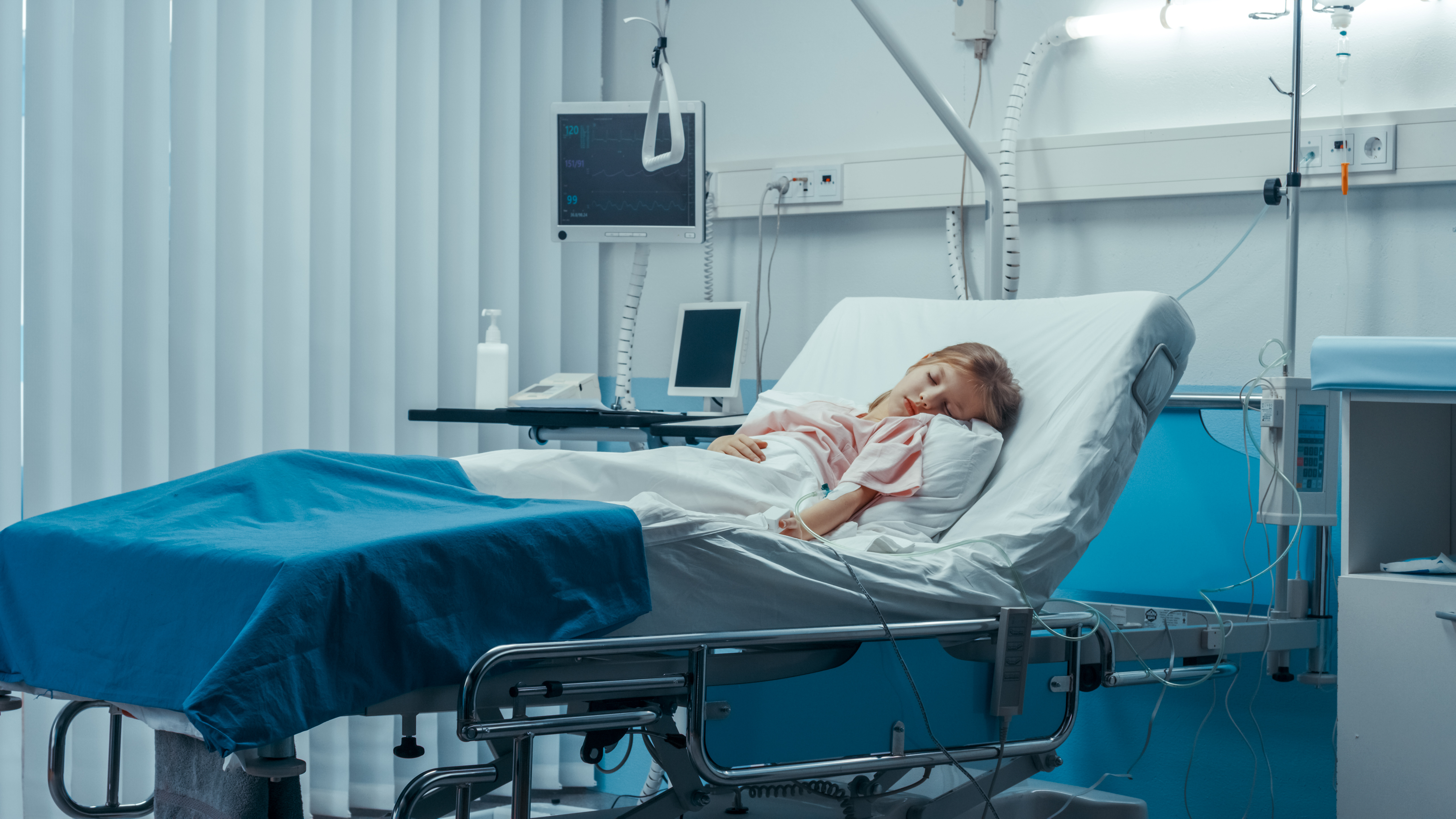 Menina doente dorme em cama de hospital |  Fonte: Shutterstock.com