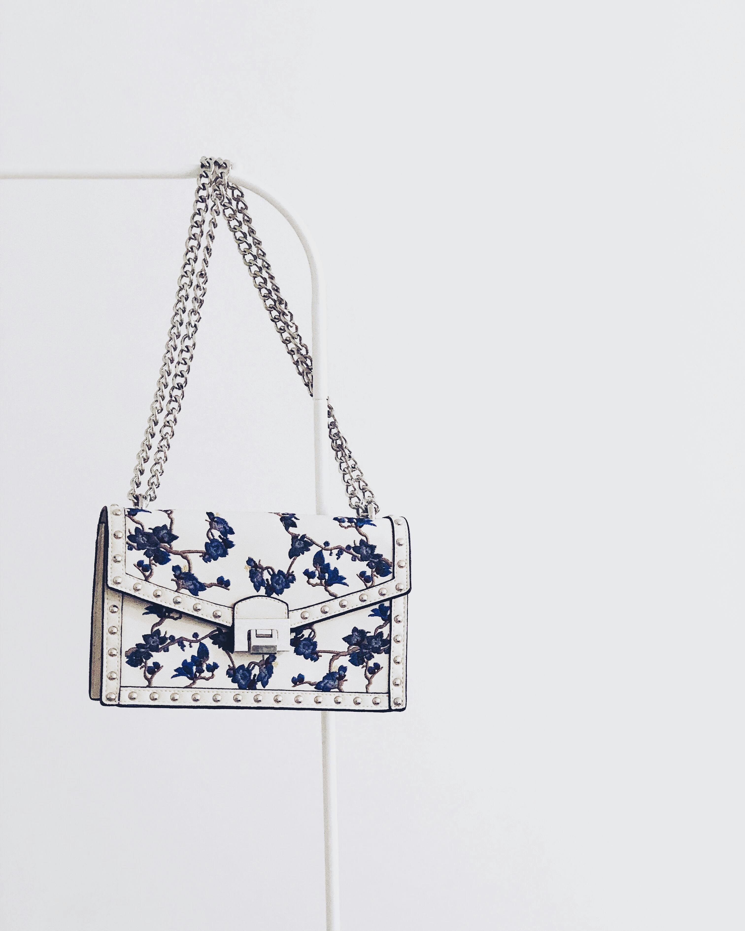 Un sac avec des détails bleus | Source : Pexels