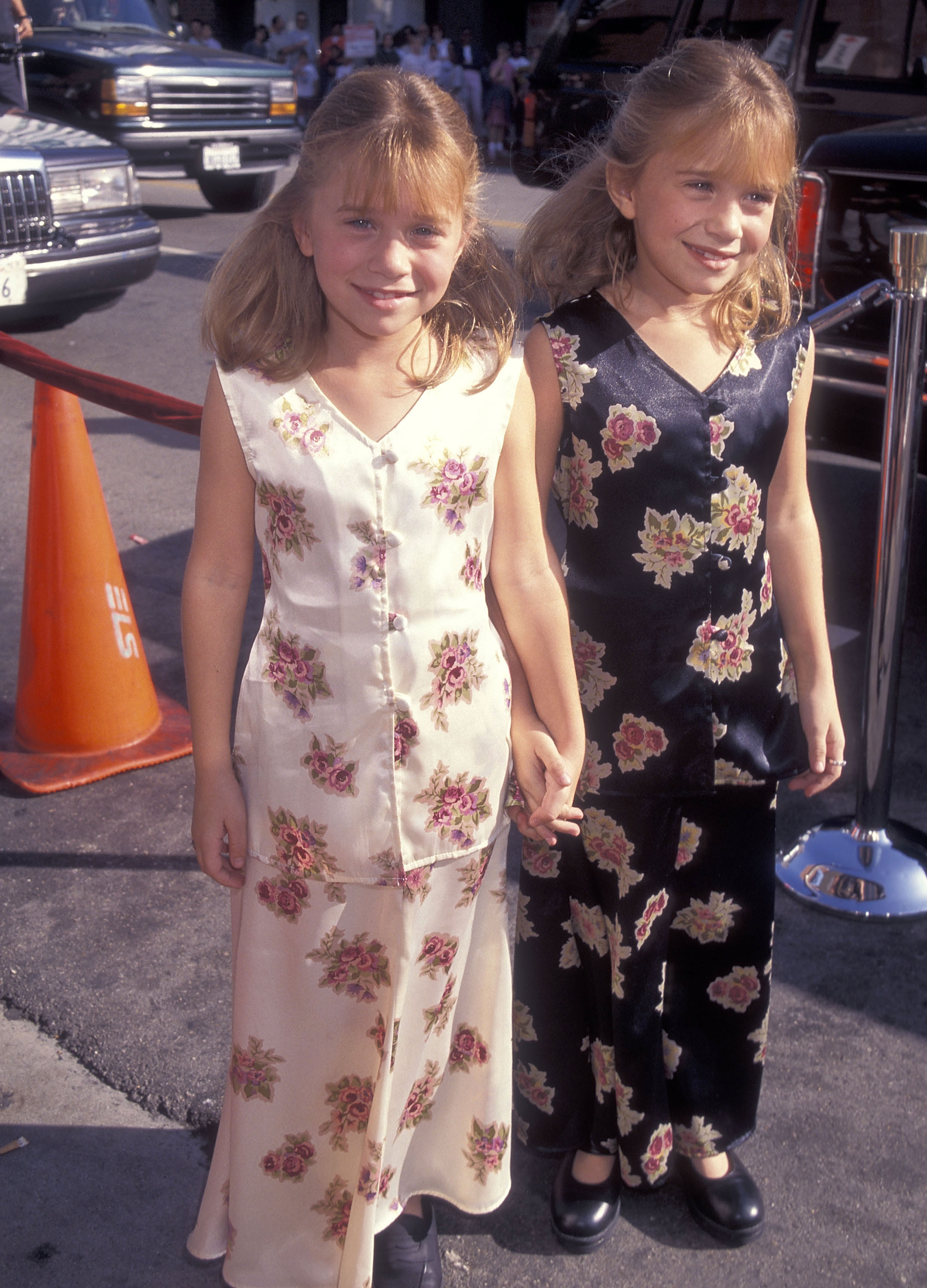 Mary-Kate et Ashley Olsen à la première de "It Takes Two" à Westwood le 11 novembre 1995 à Westwood, Californie | Source : Getty Images