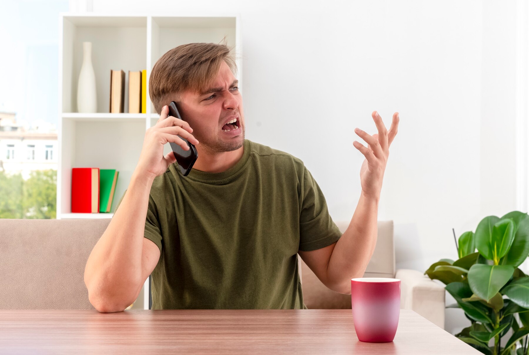 Un homme en colère qui parle au téléphone | Source : Freepik