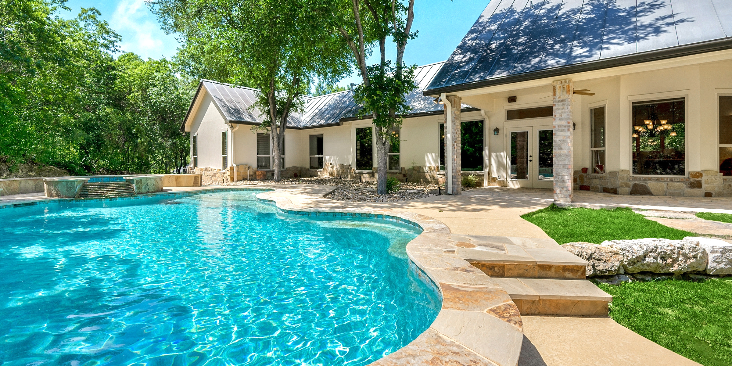 Une piscine à côté d'une belle maison | Source : Shutterstock