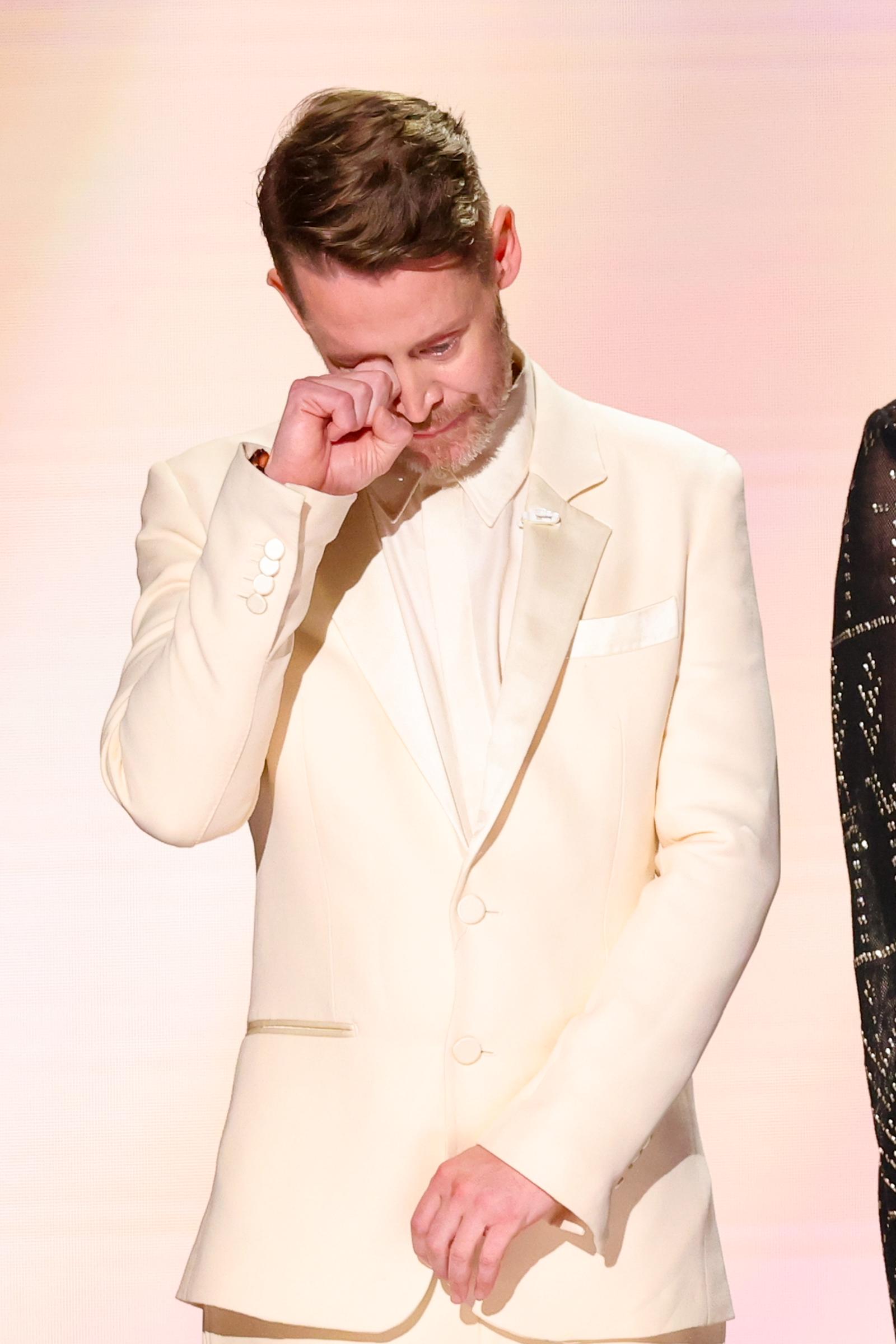 Macaulay Culkin essuie une larme lors d'un hommage émouvant rendu à Catherine O’Hara, son ancienne partenaire dans « Maman, j'ai raté l'avion », lors de la 78e cérémonie des Primetime Emmy Awards. | Source : Getty Images