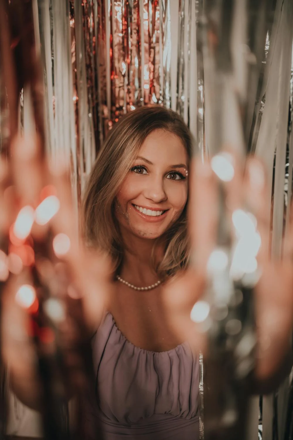 Une femme souriante à une fête | Source : Pexels