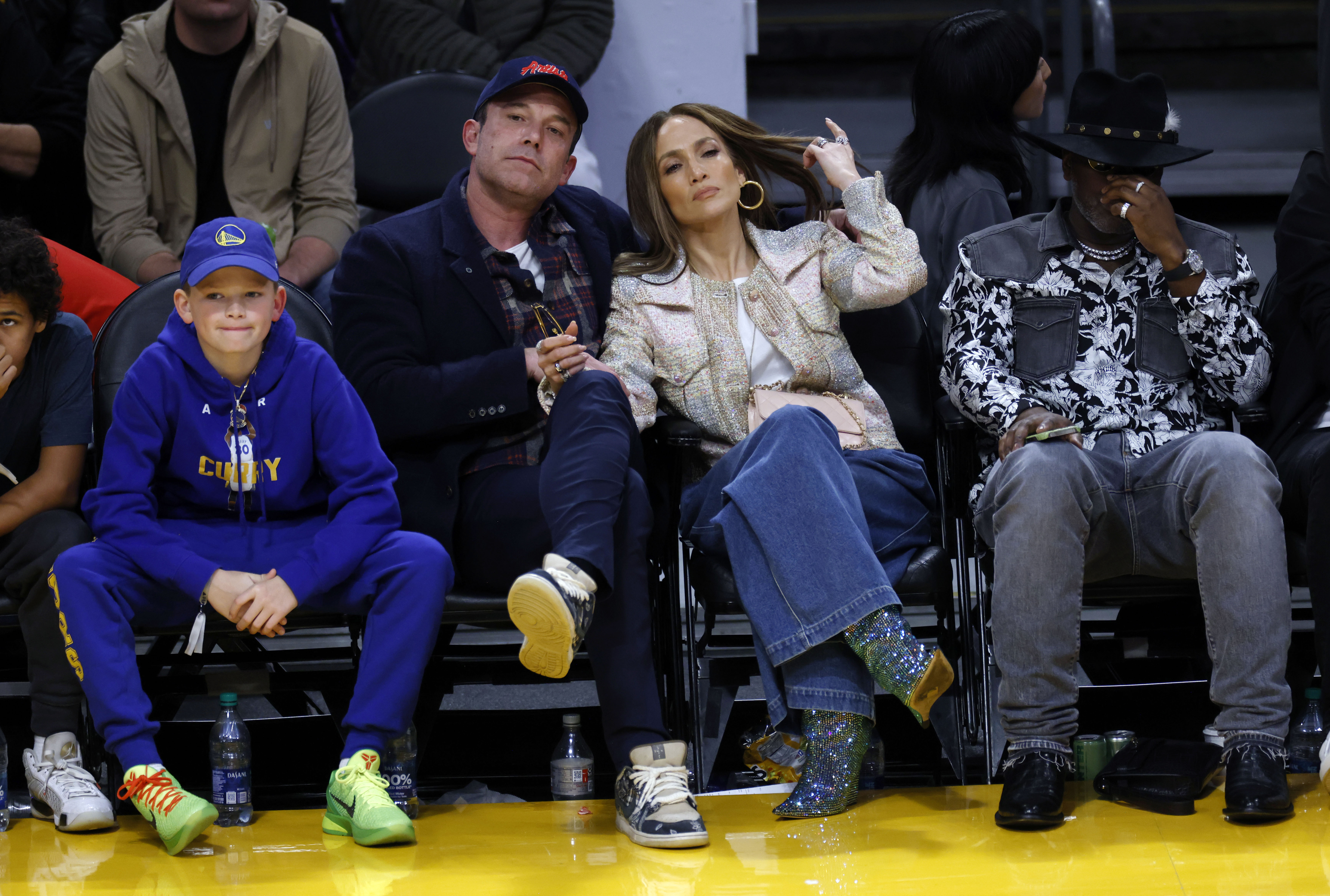 Samuel et Ben Affleck avec Jennifer Lopez lors du match entre les Los Angeles Lakers et les Golden State Warriors à Los Angeles, en Californie, le 16 mars 2024 | Source : Getty Images