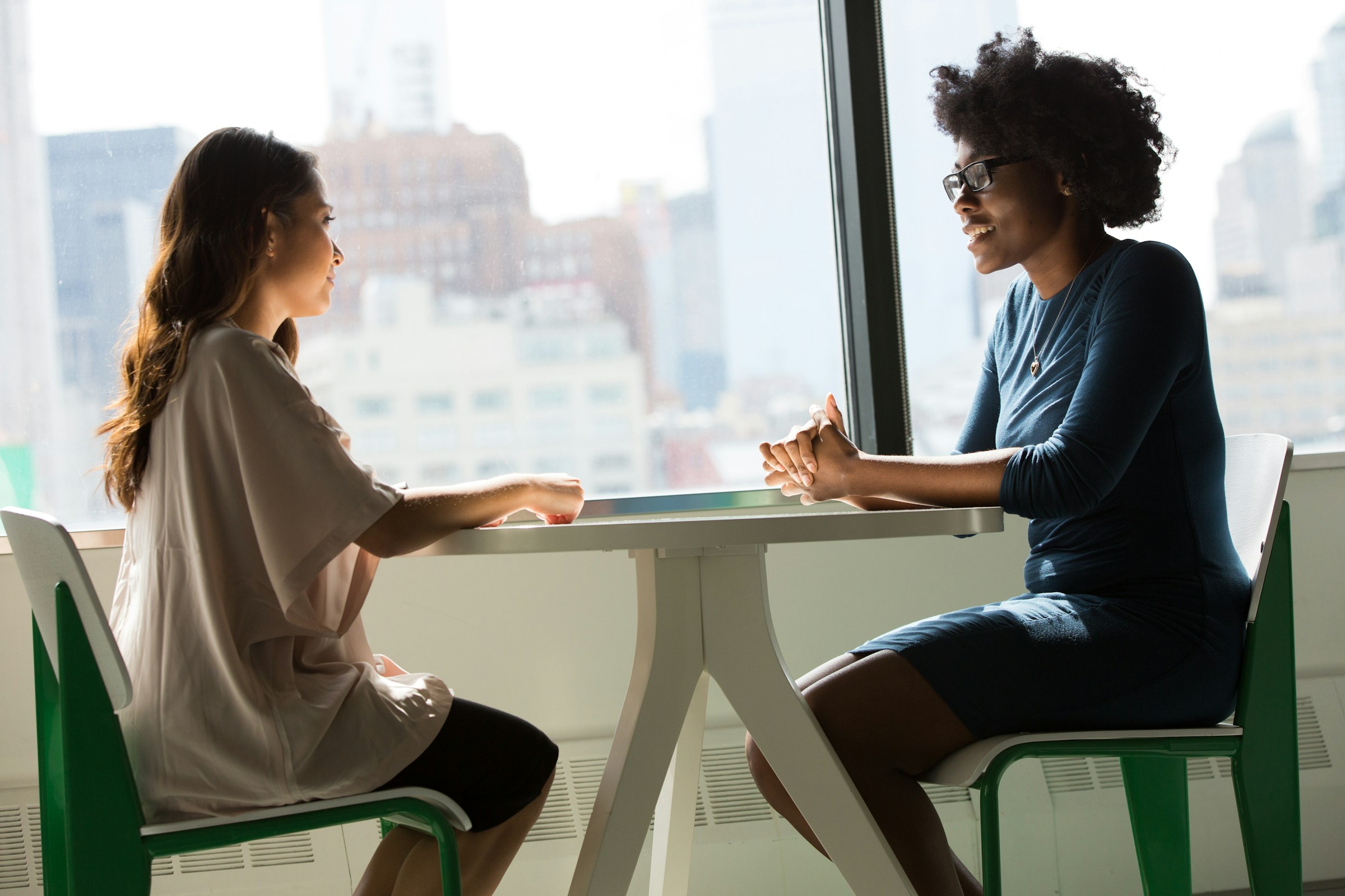 Deux femmes en train de converser | Source : Pexels