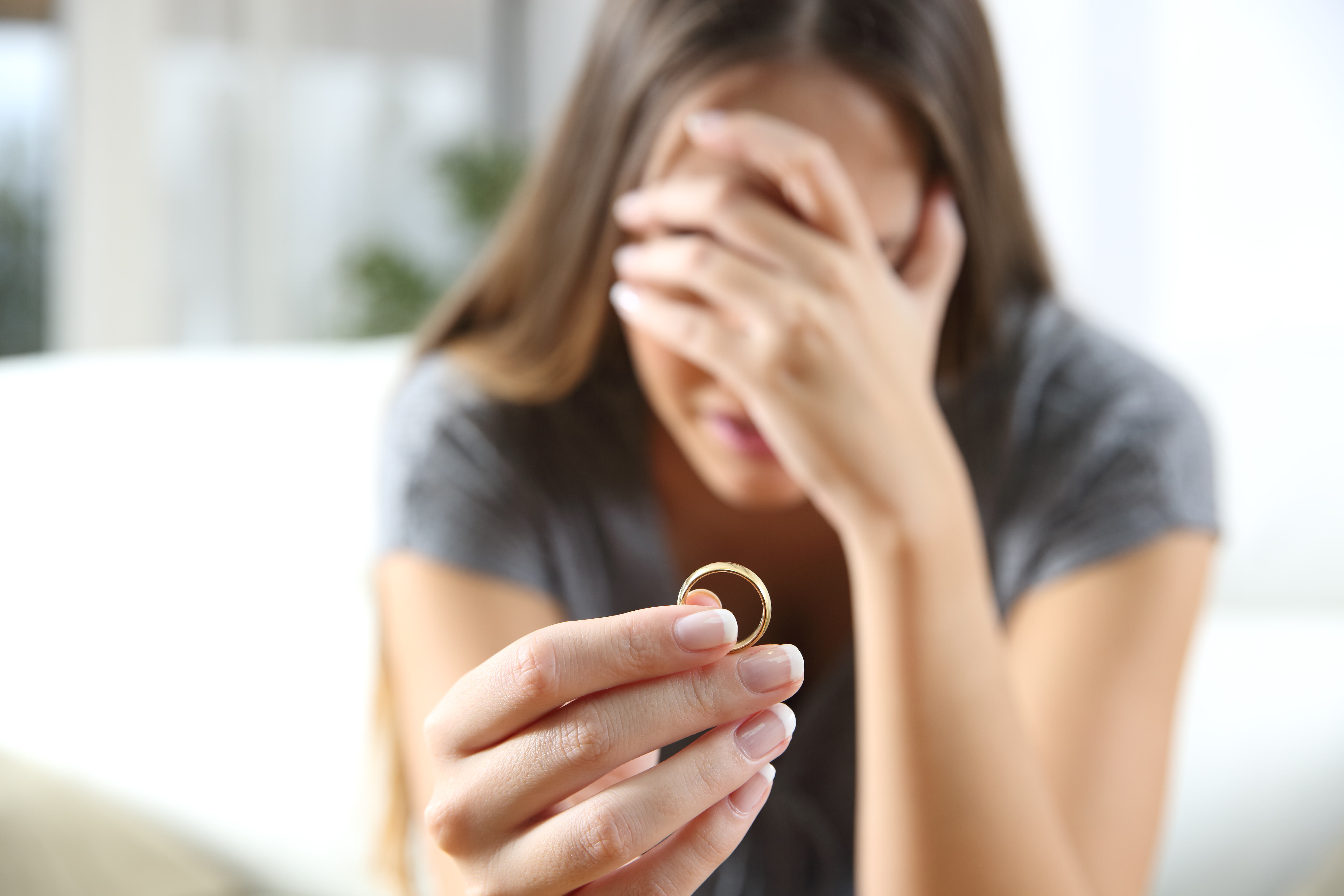 Les gens se sont demandés pourquoi la femme avait choisi de rester avec son mari. | Source : Shutterstock