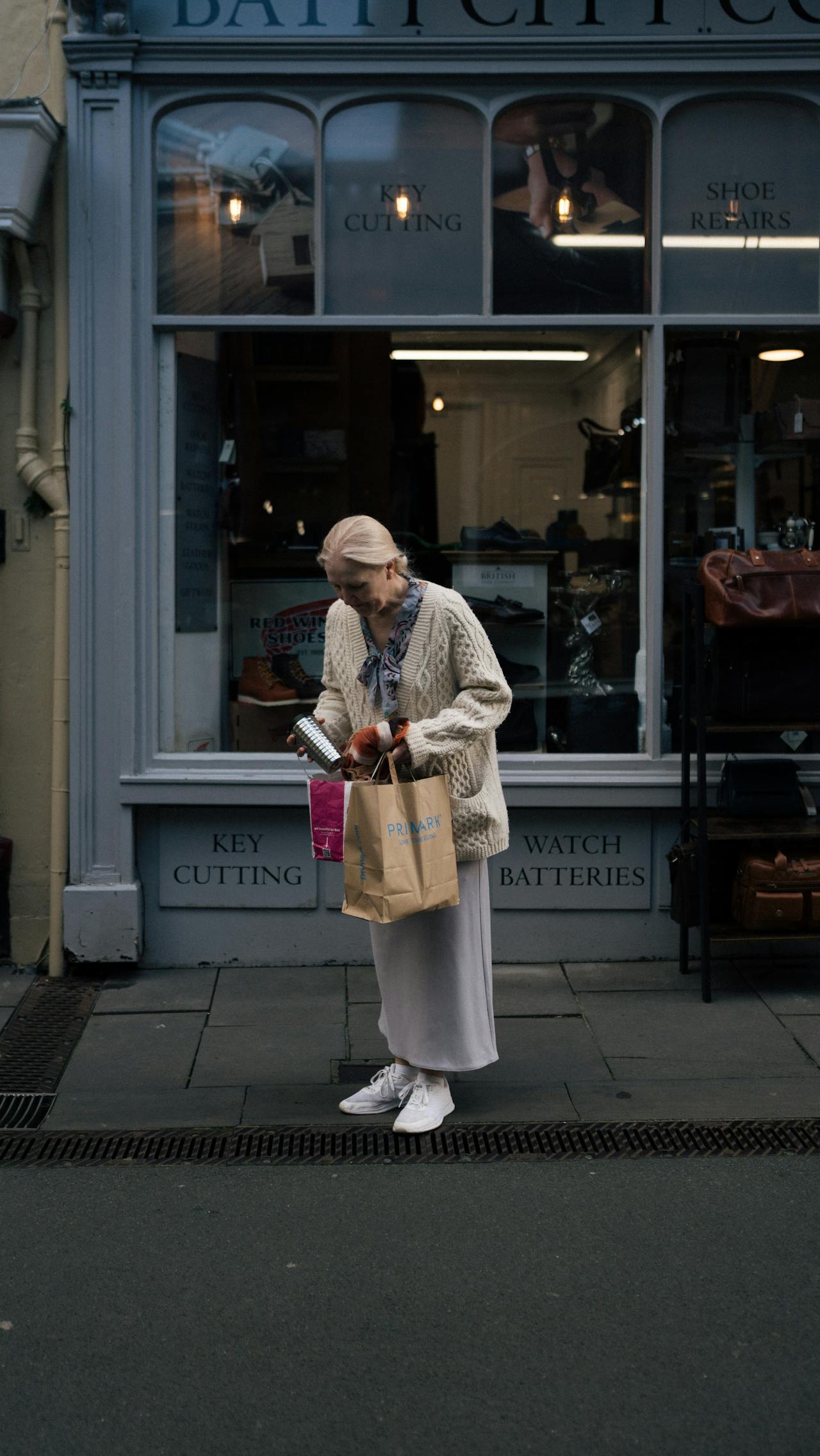 Une femme âgée se tenant à l'extérieur d'un magasin | Source : Pexels