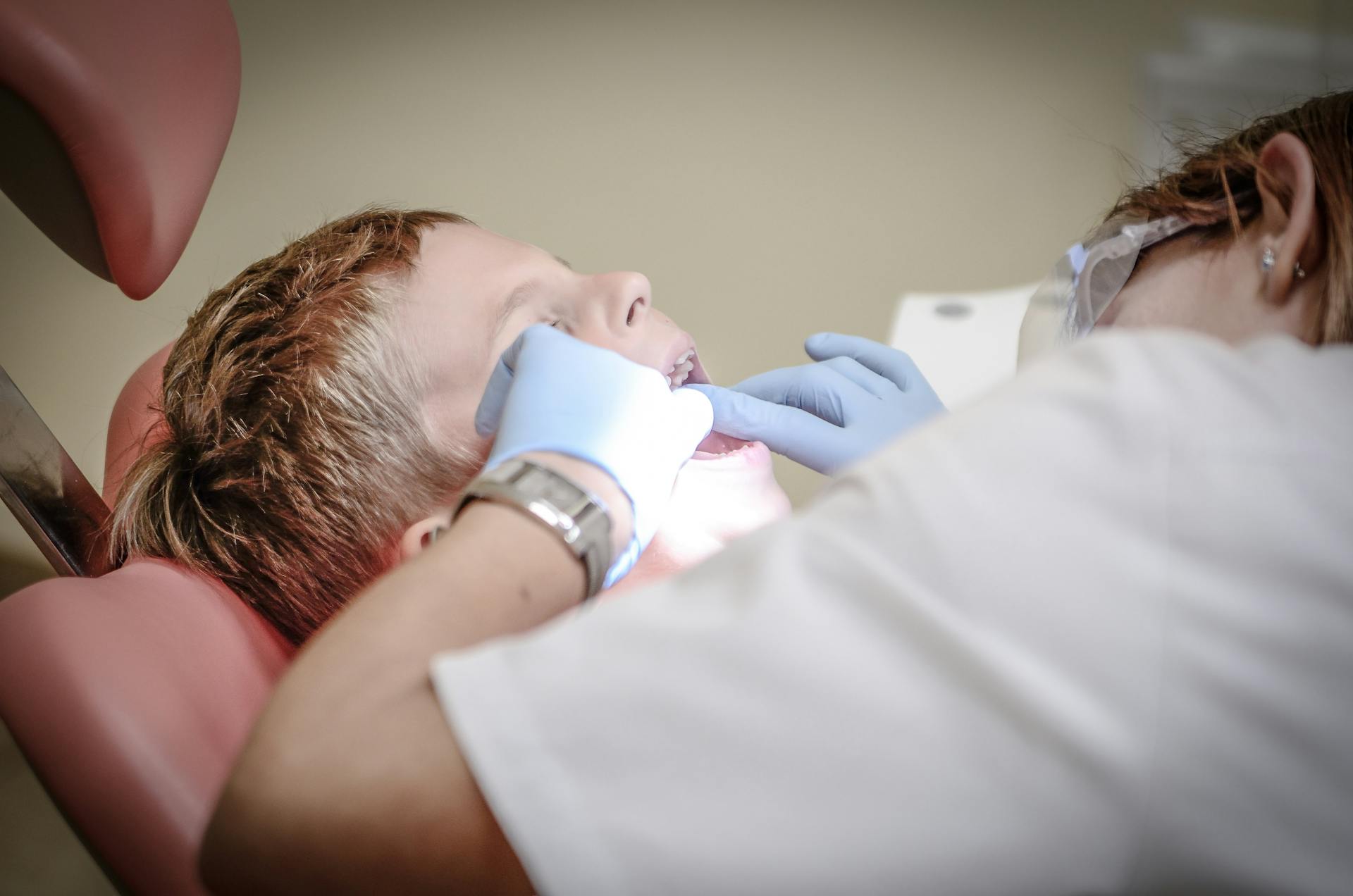 Un dentiste vérifie les dents d'un garçon | Source : Pexels