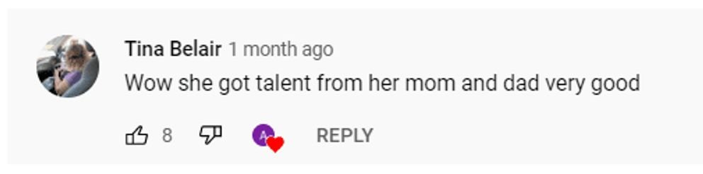 Un fan réagit à la voix de Suri Cruise | Source : YouTube/Alex R