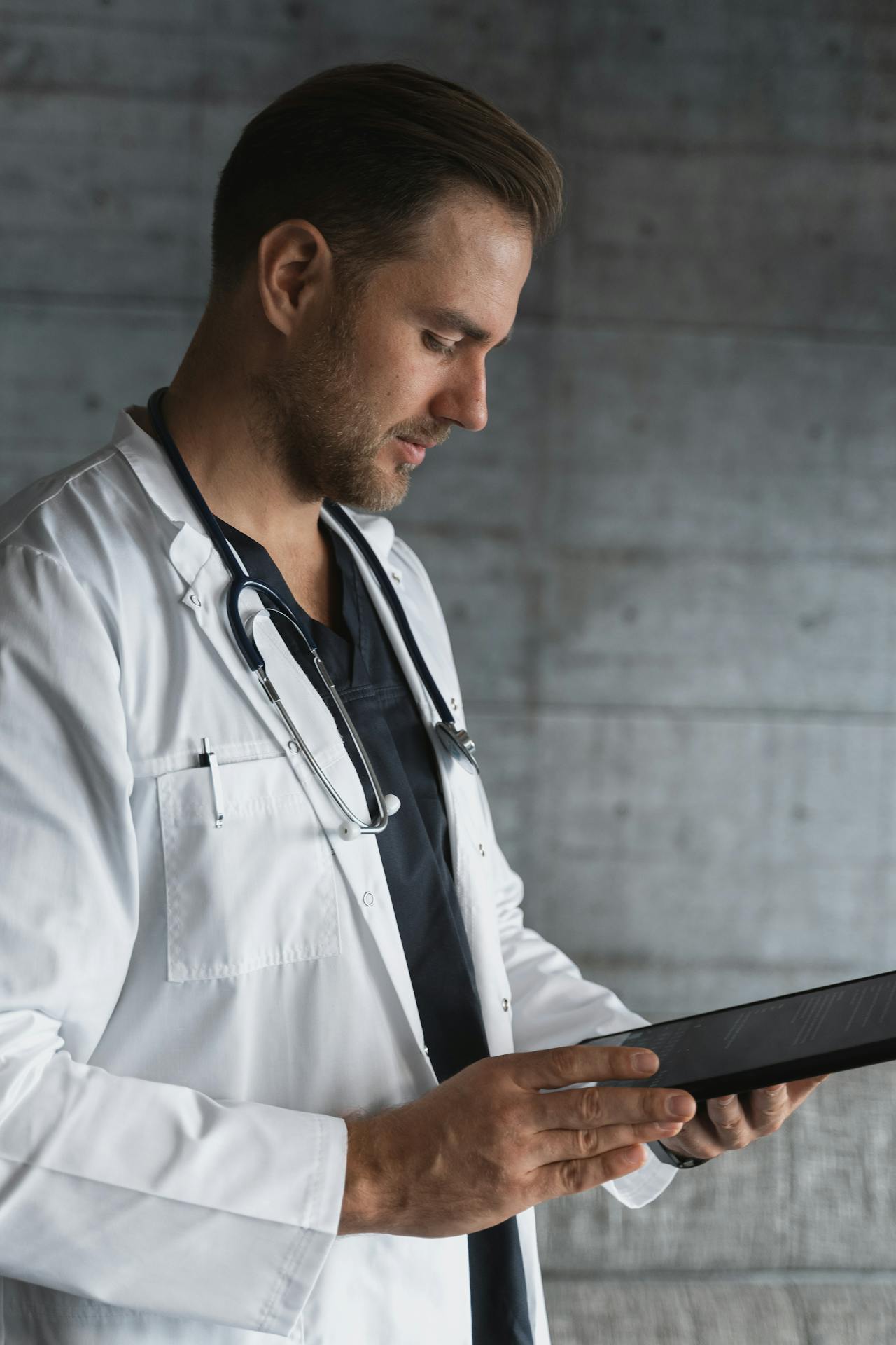 Un médecin tenant une tablette numérique | Source : Pexels