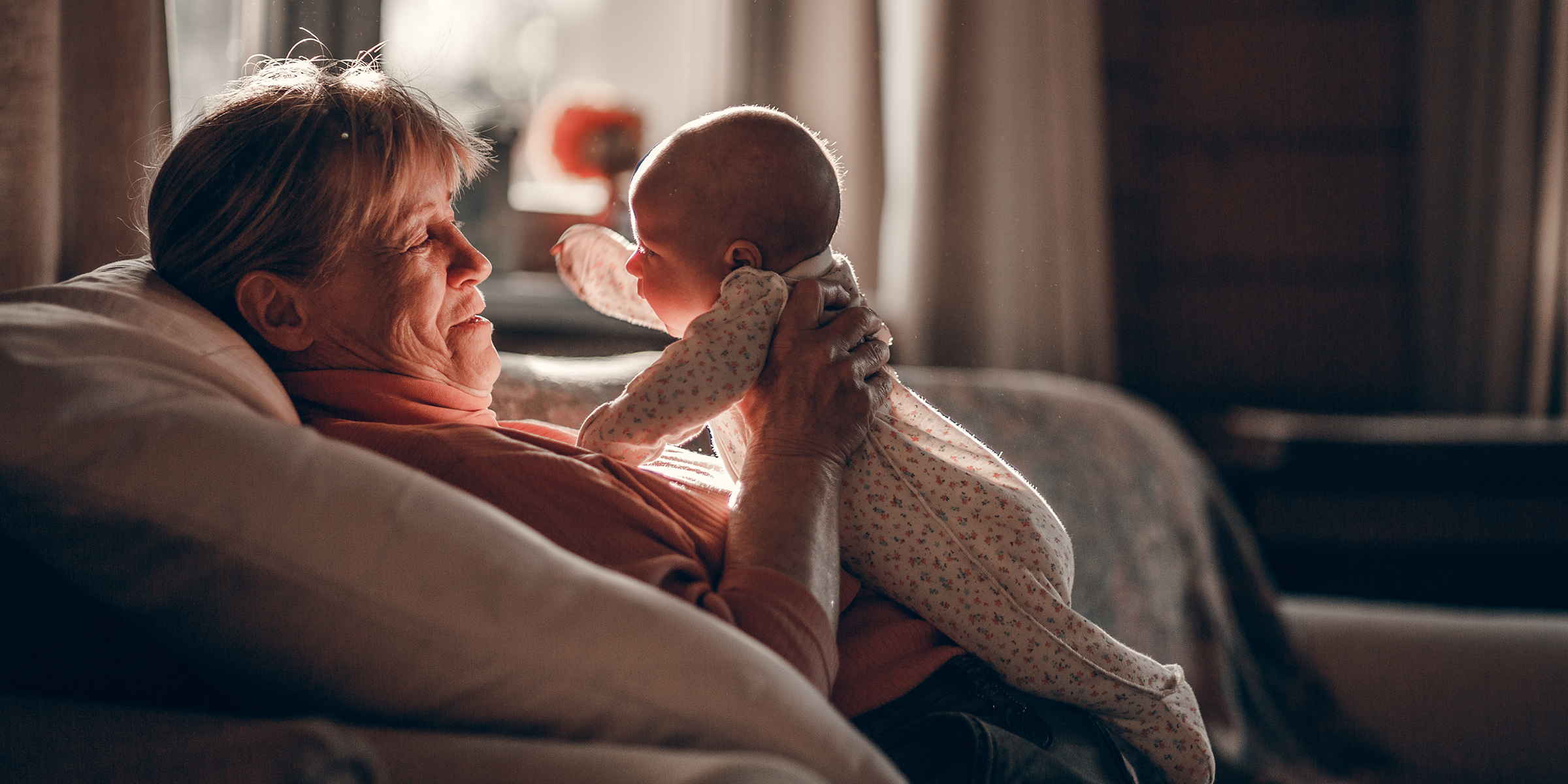 Une femme âgée qui fait du babysitting | Source : Shutterstock