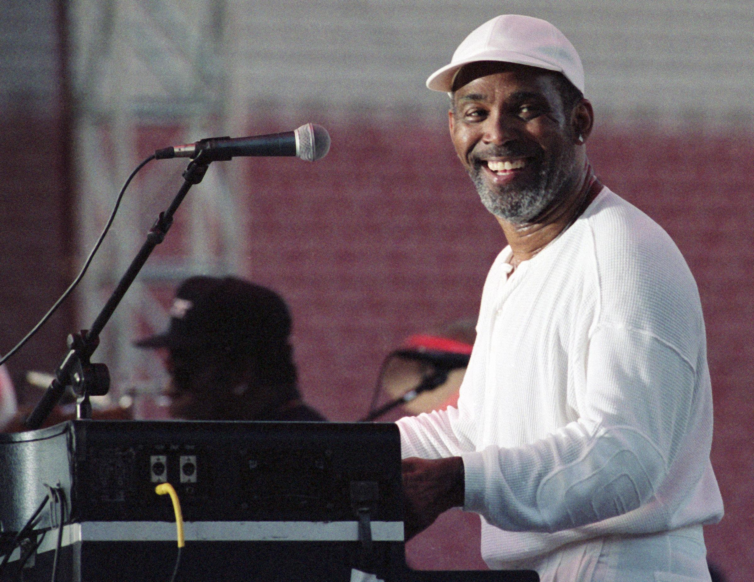 Frankie Beverly, du groupe Maze, se produit sur scène lors du Budweiser SuperFest à Los Angeles, Californie, le 27 juin 1998 | Source : Getty Images