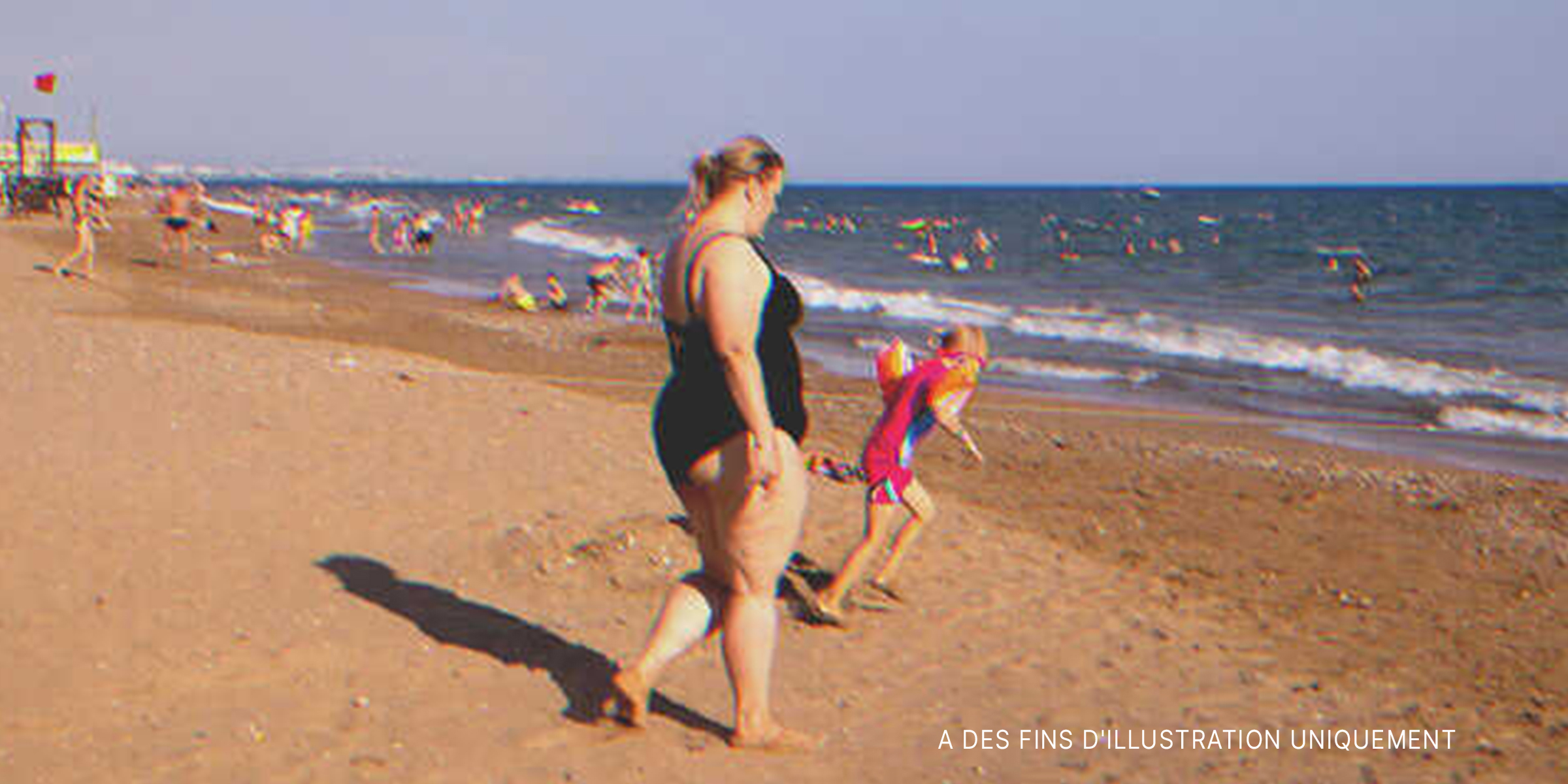 Une femme et un petit garçon à la plage | Source : Shutterstock