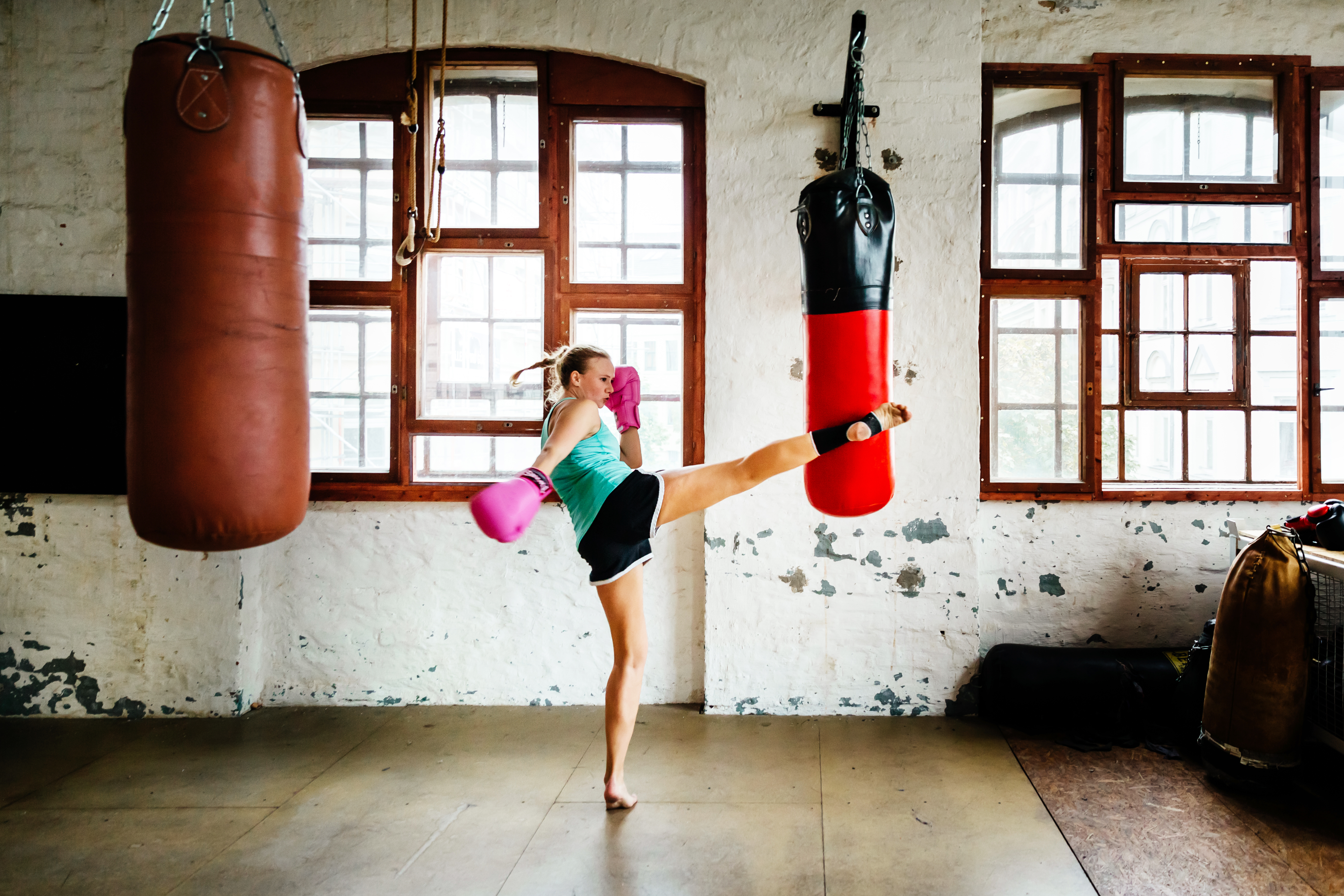 Une femme pratiquant les arts martiaux | Source : Getty Images