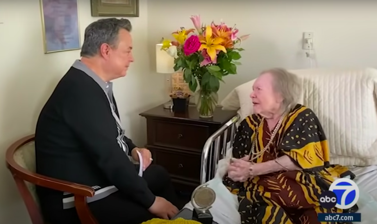 Glynis Johns s'entretenant avec un intervieweur depuis la chambre de sa maison de retraite, le 5 octobre 2023 | Source : YouTube/ABC7