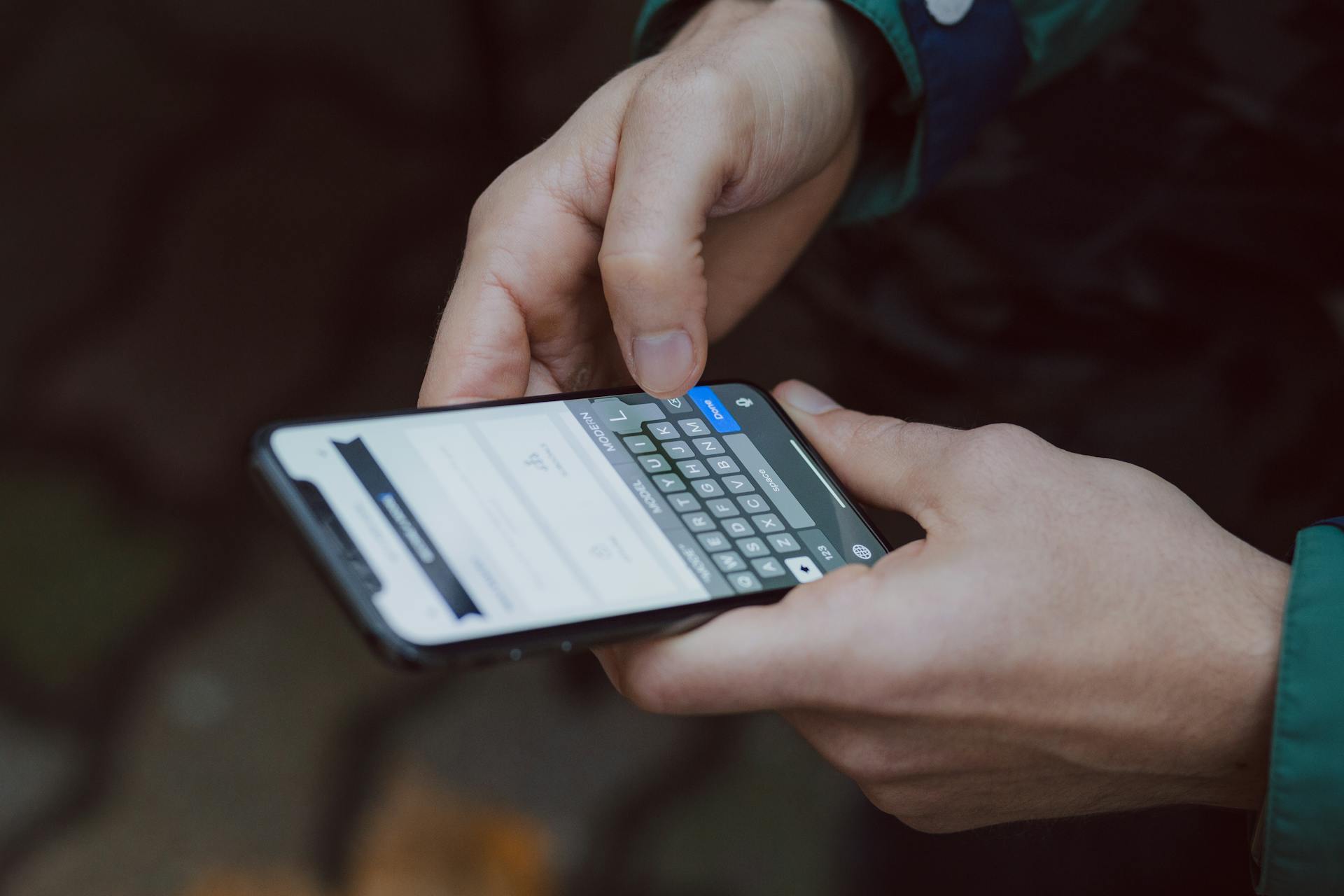 Un homme utilisant son téléphone | Source : Pexels